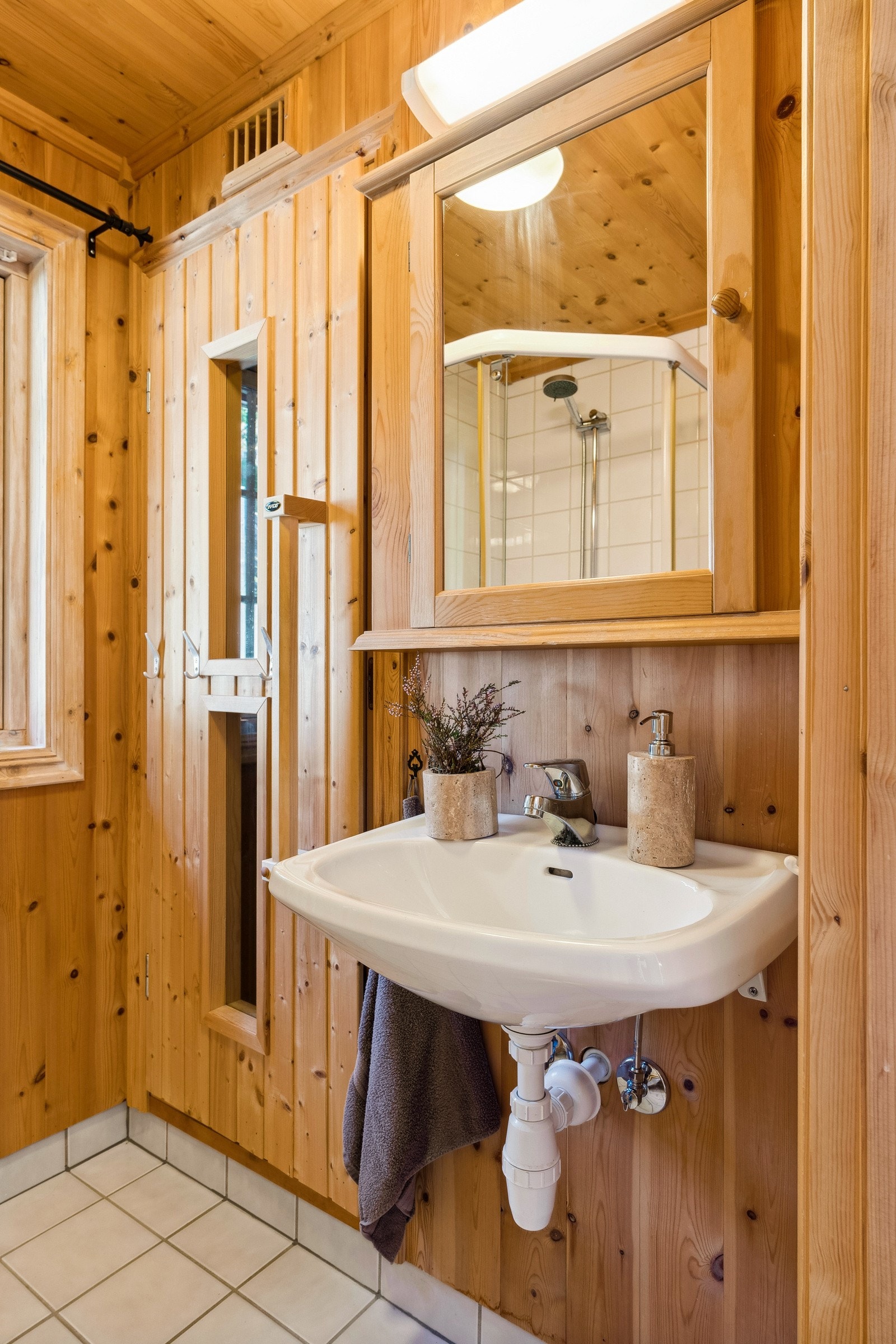 Fra entreen har du tilgang til ett av hyttas to bad, hvorav dette har tilgang på badstue. Galleribilde