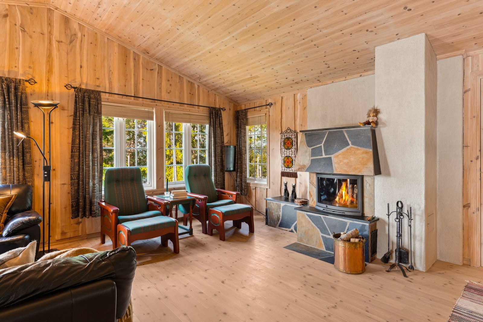 Det er plassert en flott peis i midten av rommet, som bidrar til både varme og hygge på kalde høst - og vinterdager. Galleribilde