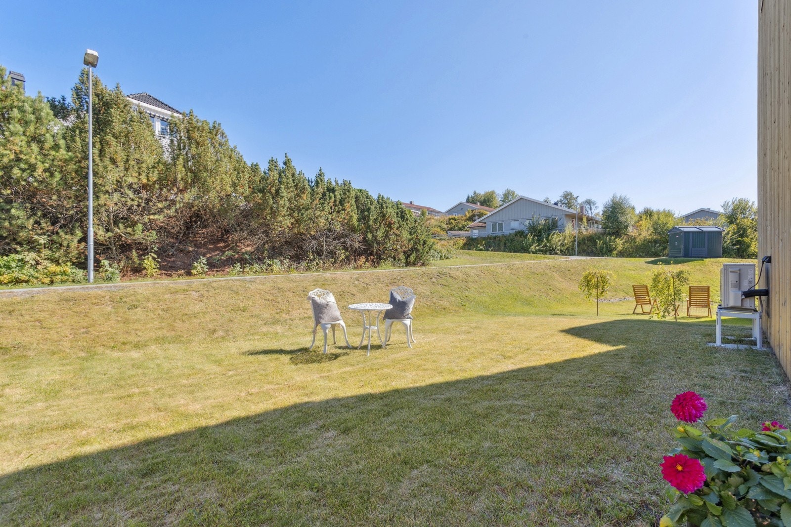 Eiendommen har egen plen til sin del og er en flott plass å nyte hele formiddagen Galleribilde