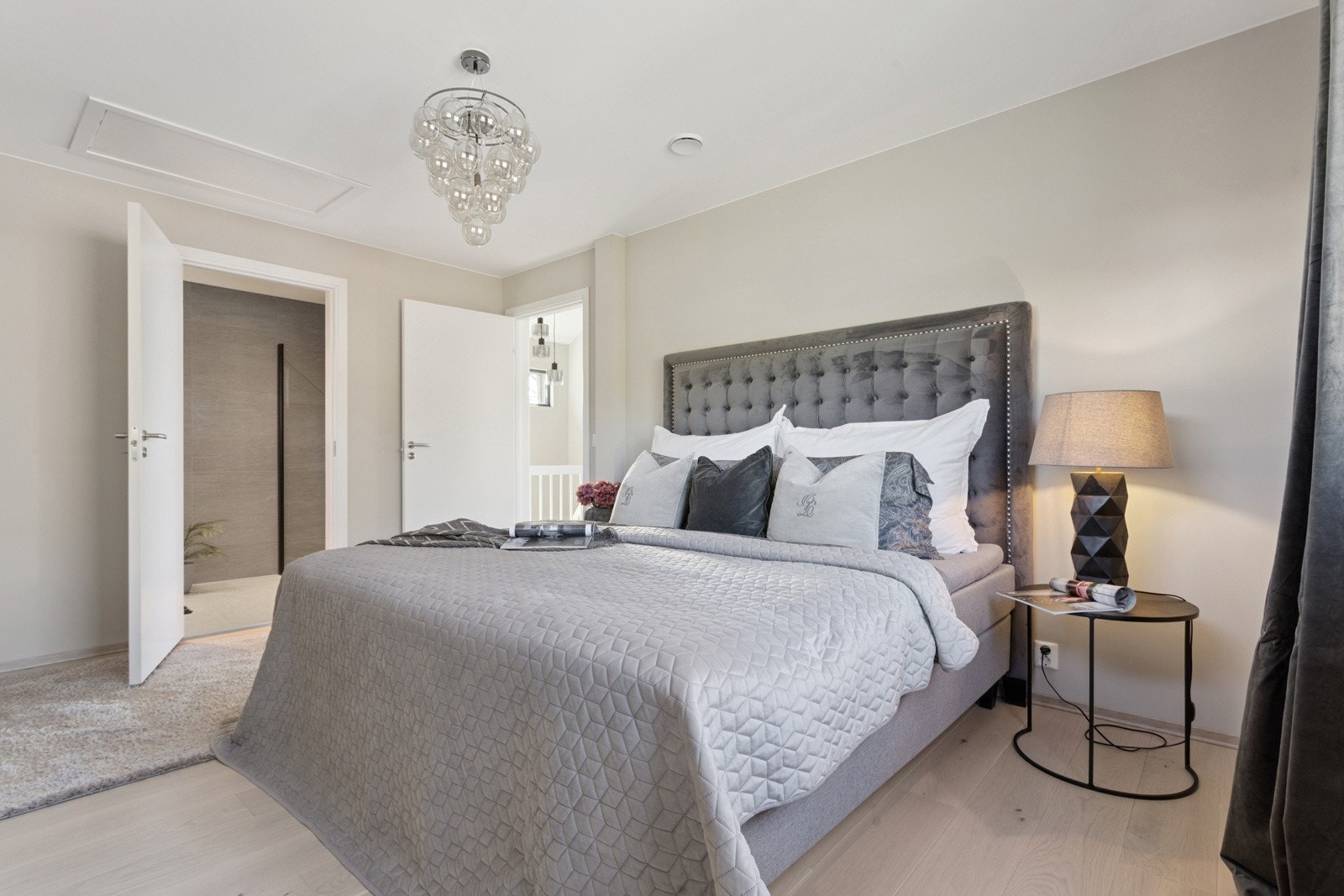 Det romslige hovedsoverommet ligger innerst i 2. etasje og har eget bad tilknyttet. Galleribilde