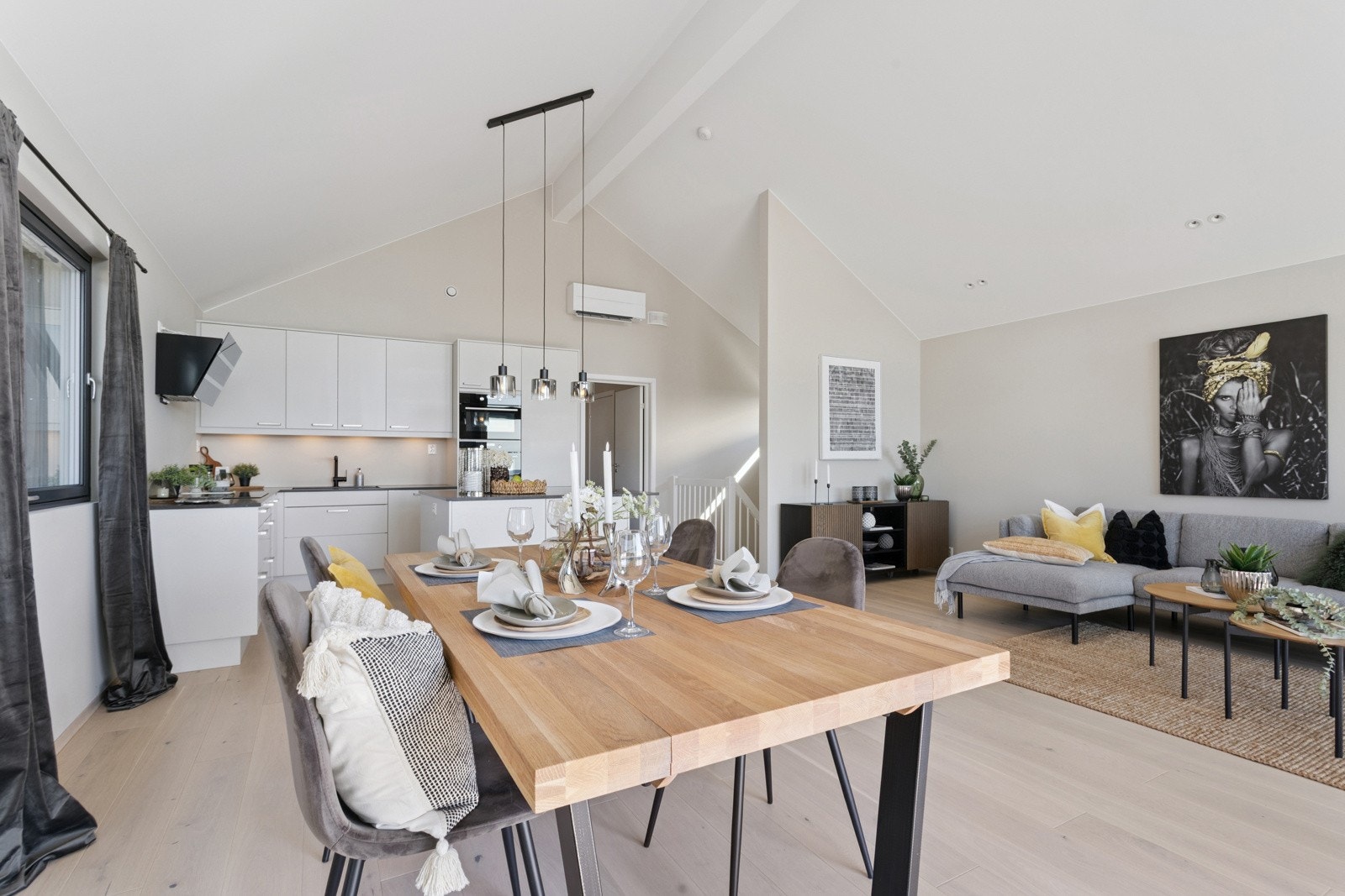 Stuen har flotte, lyse og moderne overflater Galleribilde