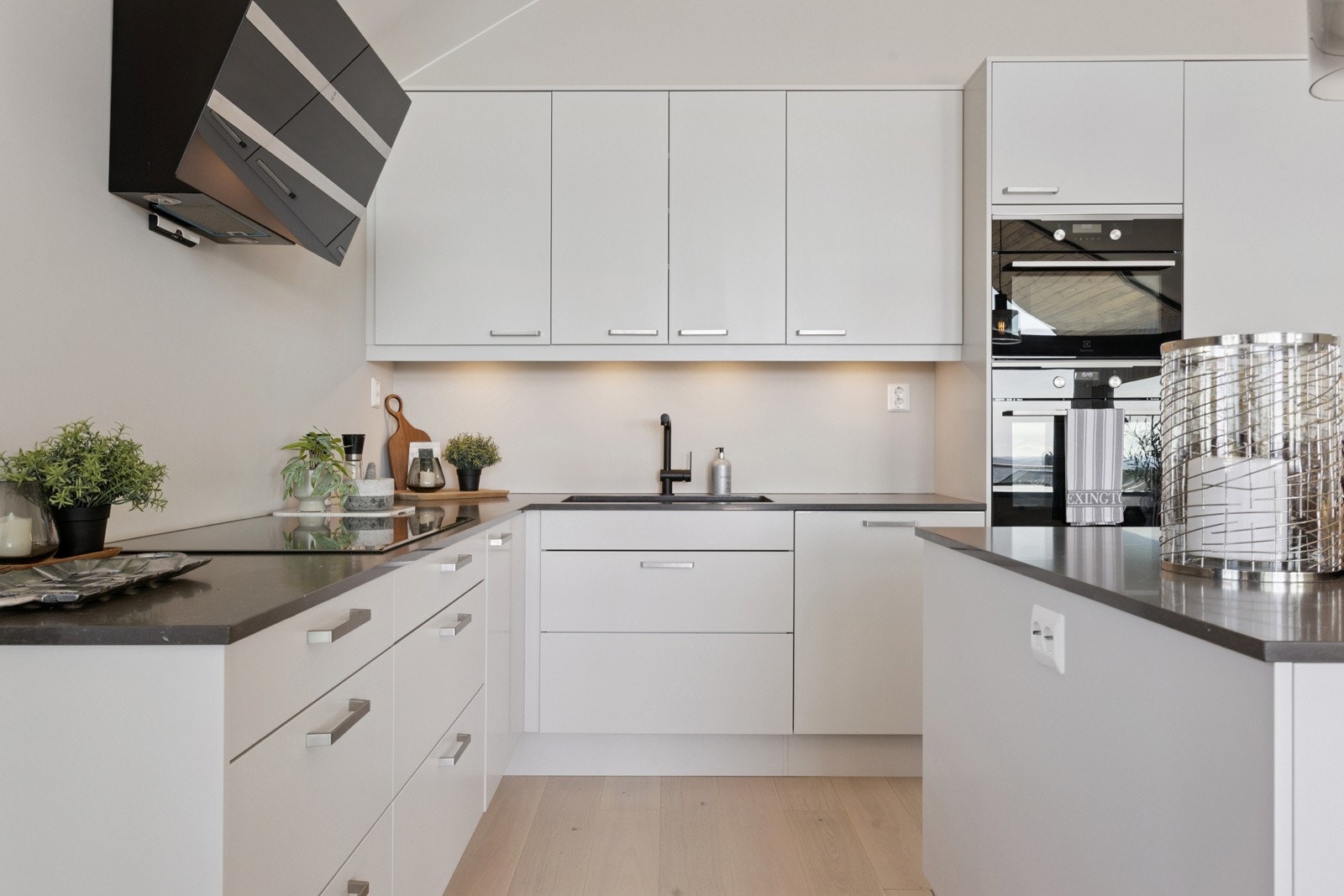 Lyst og flott kjøkken med integrerte hvitevarer. Galleribilde