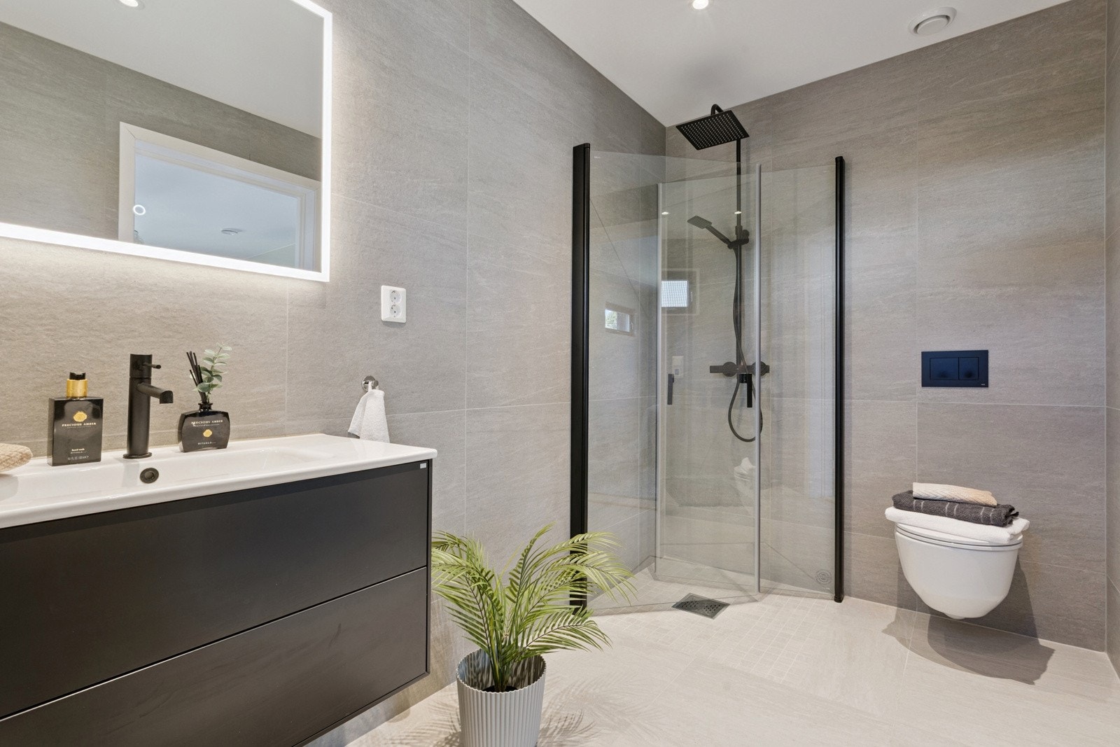 Med delikate fliser og stilren innredning gir badet en følelse av spa og hverdagsluksus Galleribilde