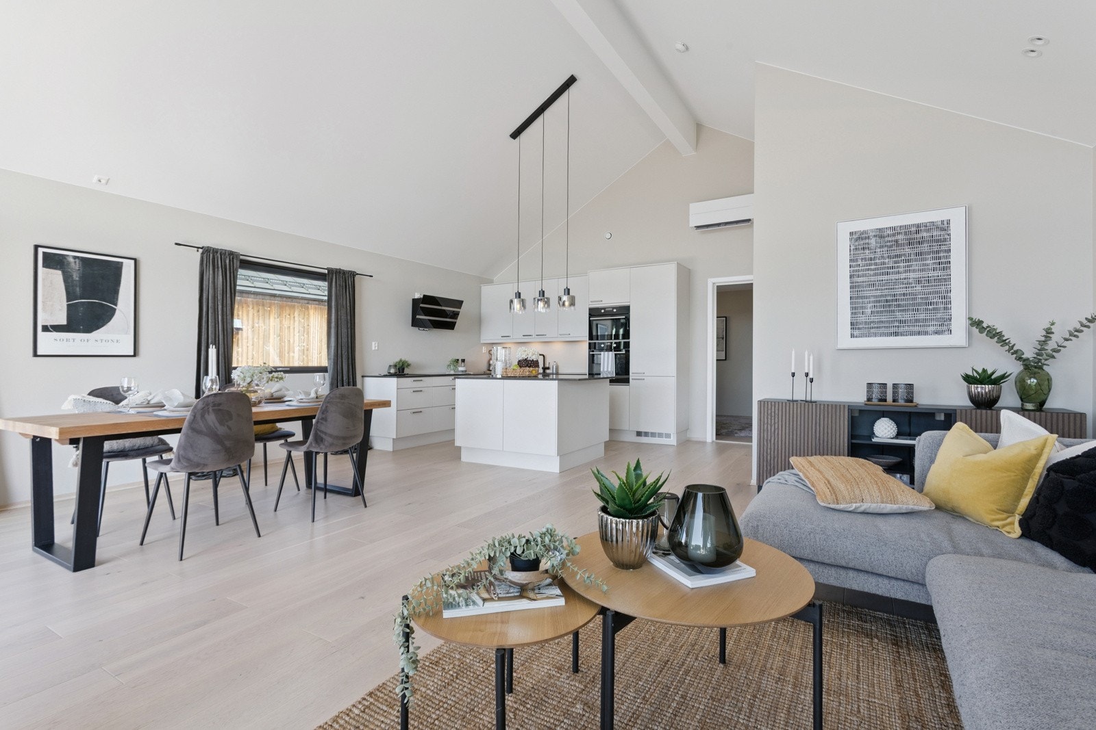 Stor stue som gir god plass til hele familien og for hyggelig selskap med venner Galleribilde