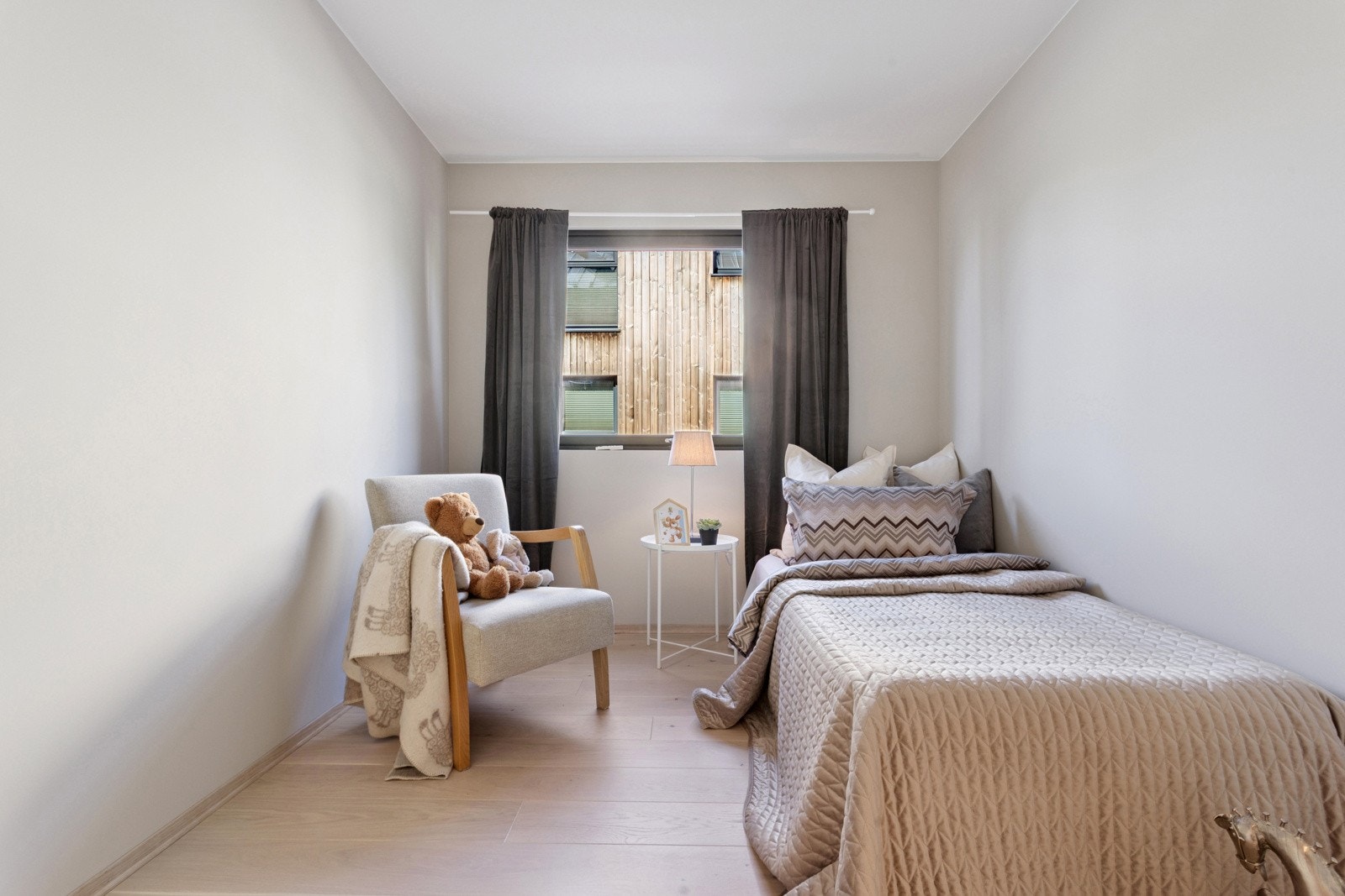 Soverom nr 1. har lyse slette overflater med god plass til seng- og garderobeløsning. Galleribilde