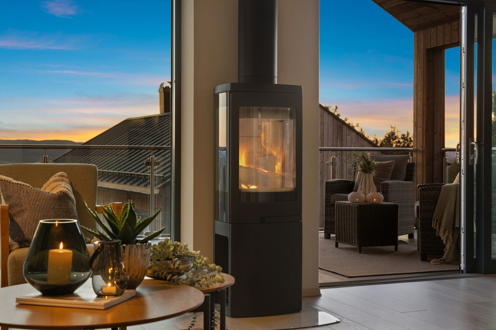 Vedovnen gir både behagelig varme og en ekstra dose hygge på kjølige kvelder Galleribilde