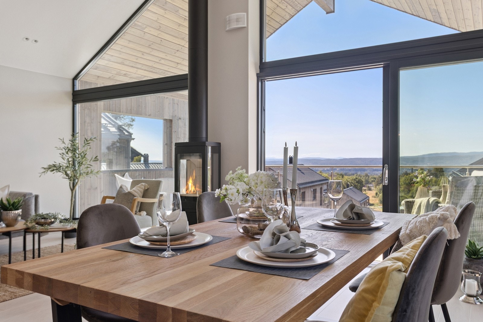 Spisestuen er plassert slik at du får både godt lys og utsikt - perfekt for hyggelige måltider med familie og venner. Galleribilde