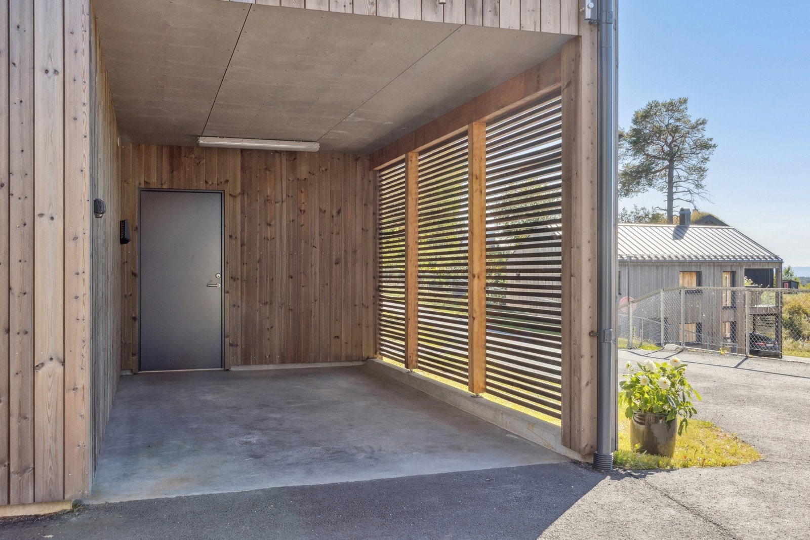 Carport med EL billader og en praktisk bod innerst Galleribilde