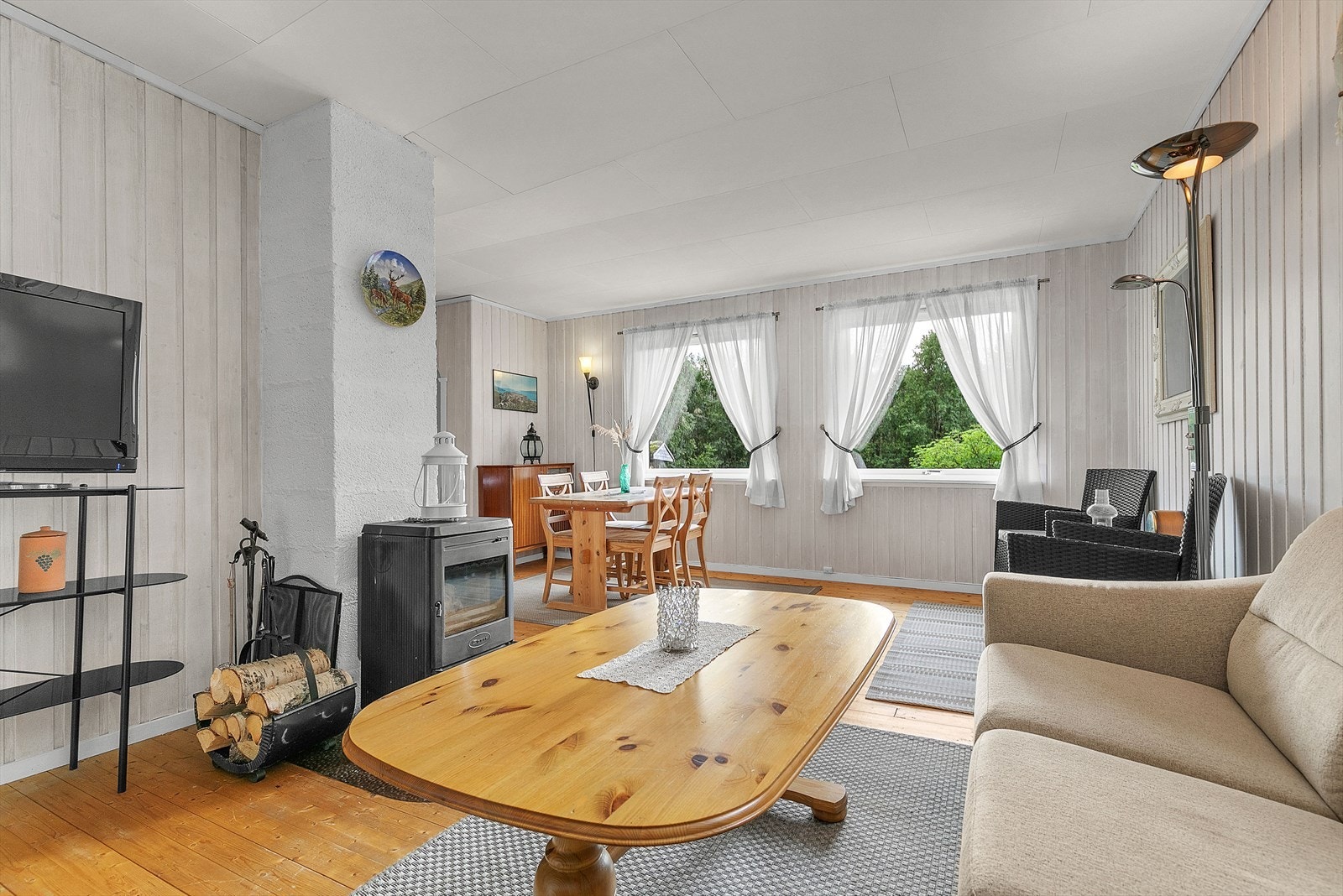 Romslig og lys stue. Galleribilde