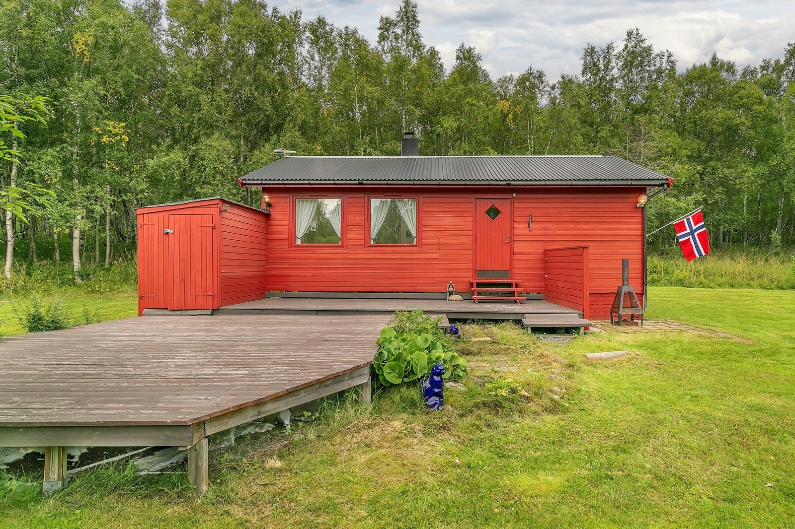 Stor terrasse på ca. 45 kvm med god plass for diverse utemøblement. Galleribilde