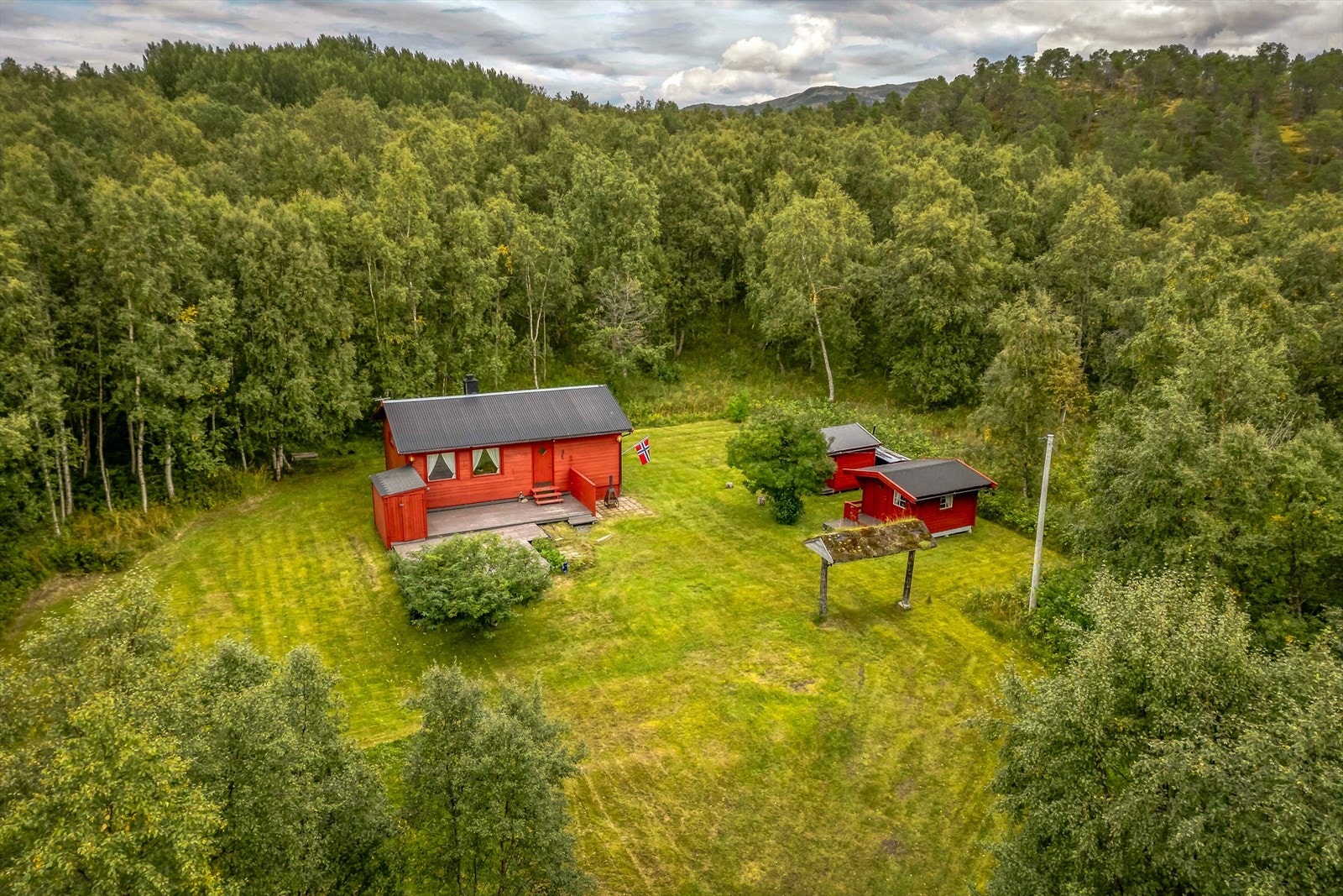 Eiendommen består av hytte, anneks og bod med utedo. Galleribilde