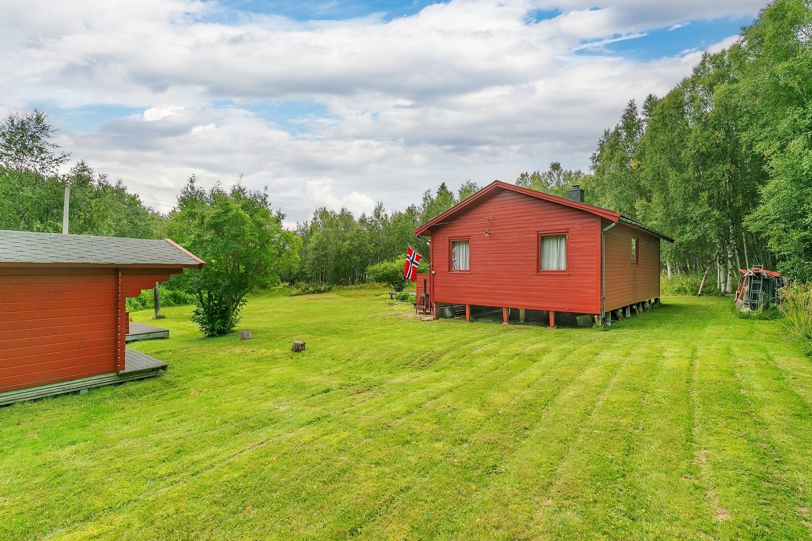 Perfekt omgivelser for deg som ønsker en hytte i skjermede omgivelser uten noe innsyn, samtidig som man har enkel tilkomst til Narvik sentrum. Galleribilde