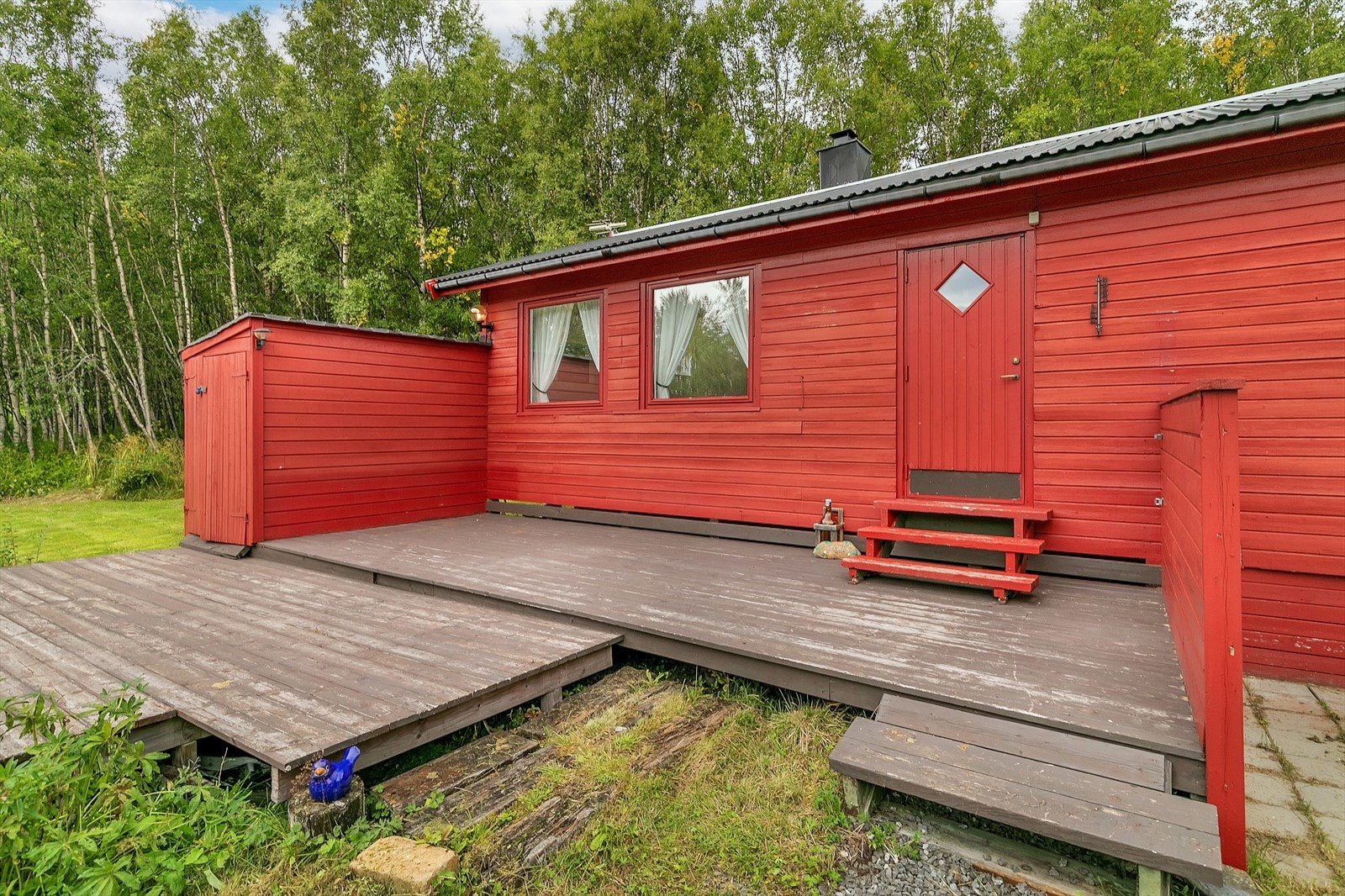 Praktisk utvendig bod ved terrasse, hvor man enkelt kan oppbevare diverse utstyr og utemøblement. Galleribilde