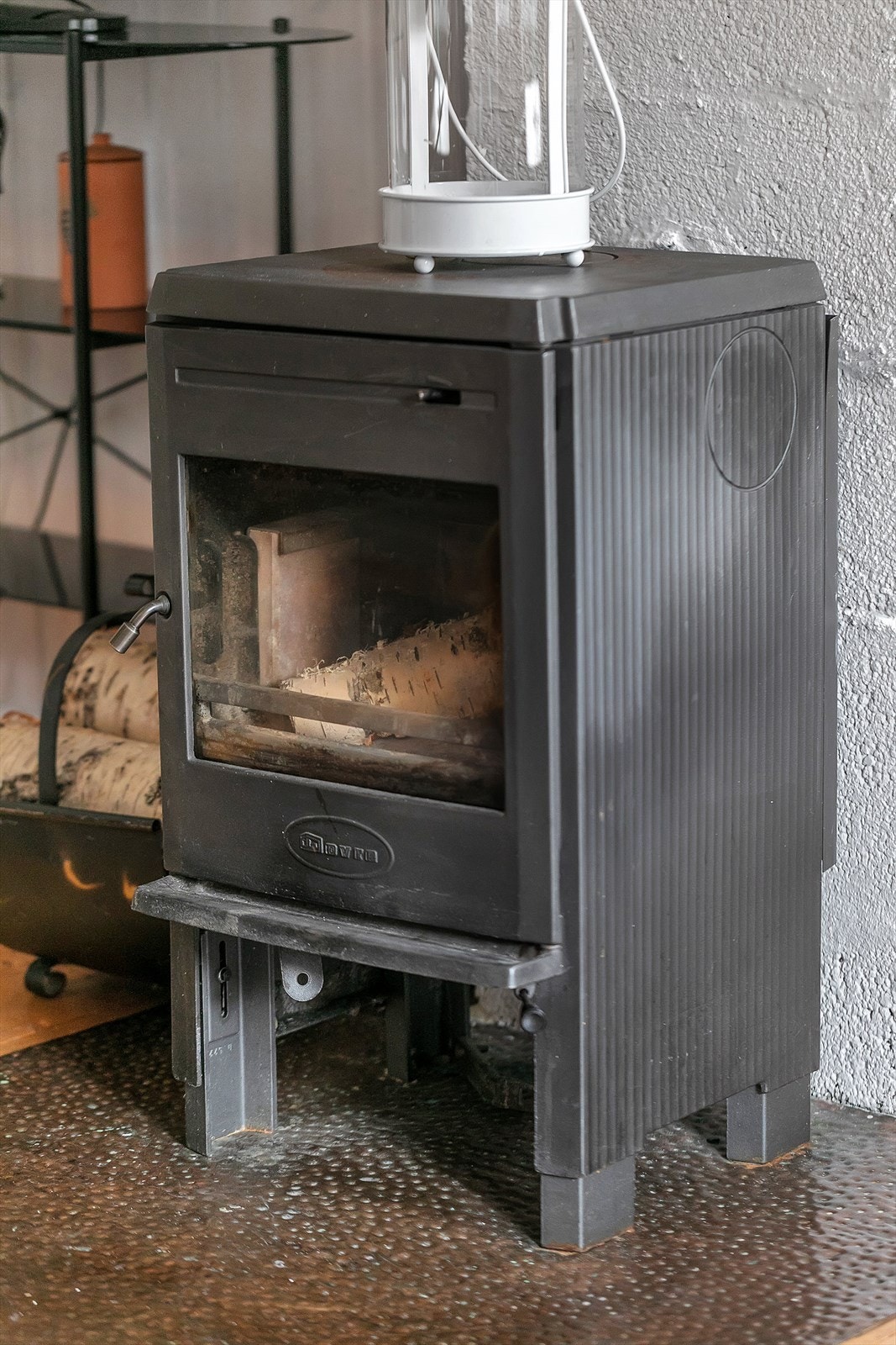 Utstyrt med vedovn som sørger for god varme i rommet. Galleribilde