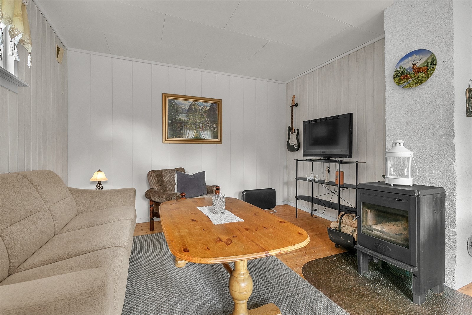 Stue gir god plass for diverse møblement. Galleribilde