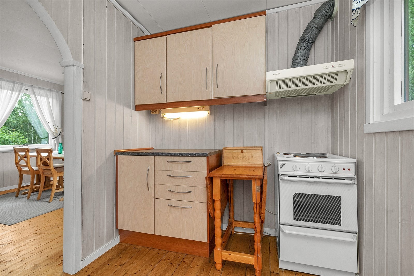 Kjøkken. Det er innlagt strøm i hytta. Galleribilde