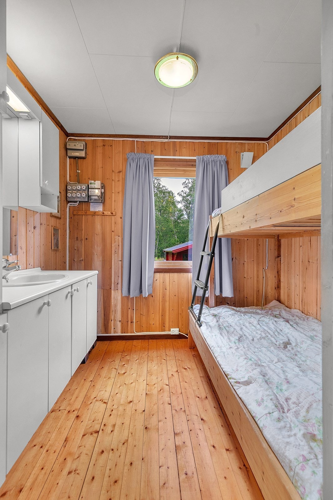 Det er to soverom i hytta. Dette soverommet med køyesenger og servantskap. Galleribilde