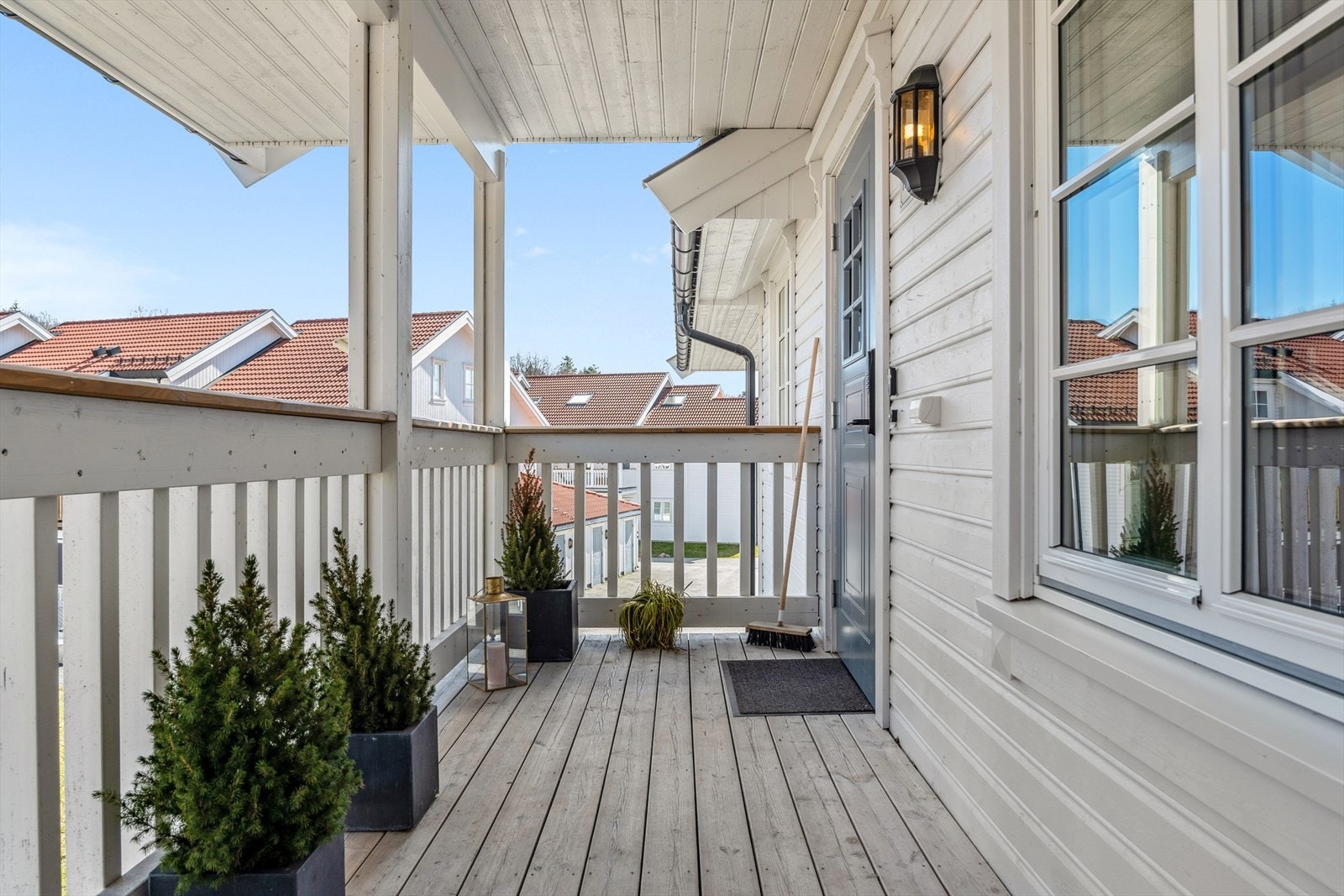 Hyggelig inngangsparti med overbygget balkong. Galleribilde