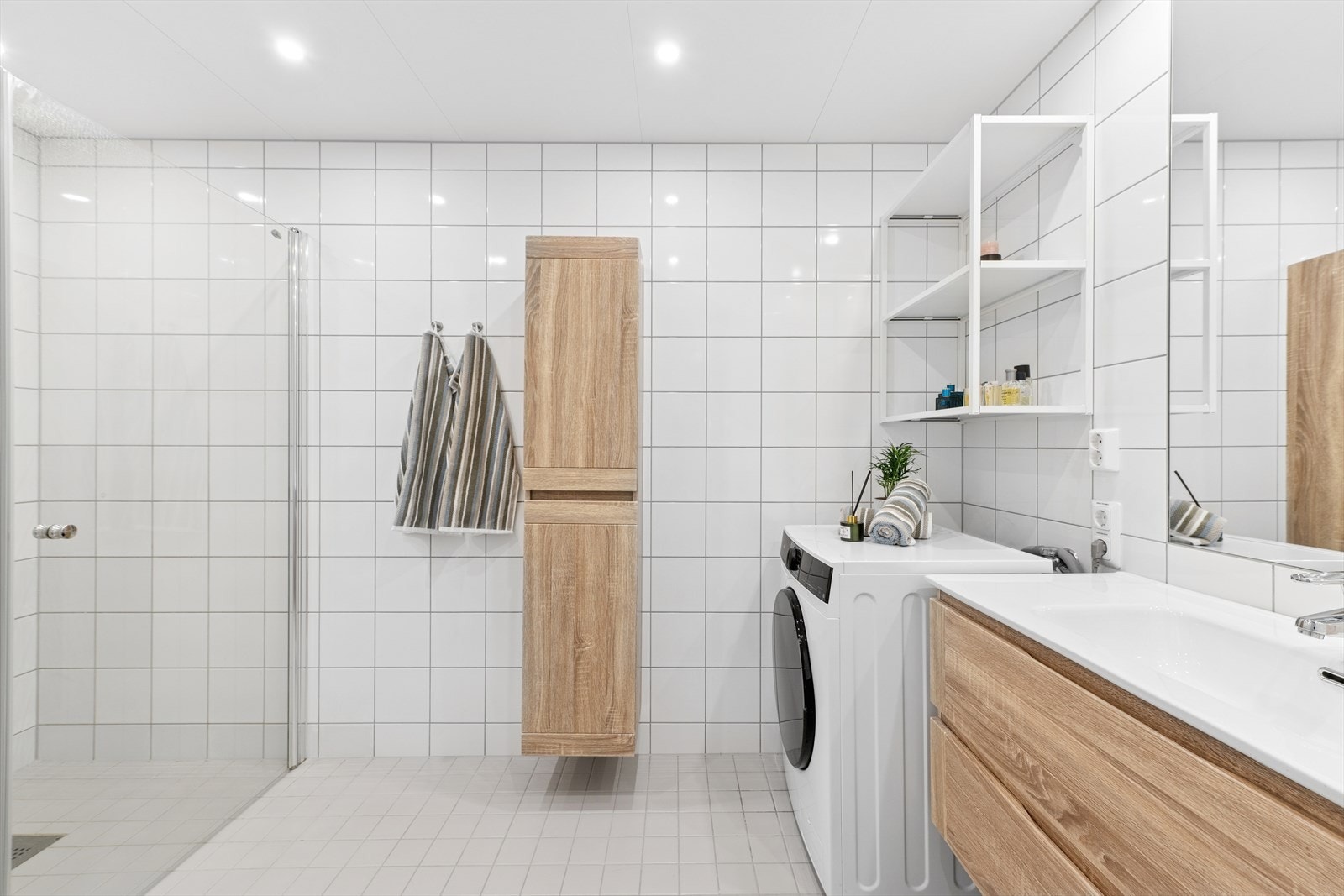 Leiligheten har to flislagt baderom med behagelig gulvvarme. Galleribilde