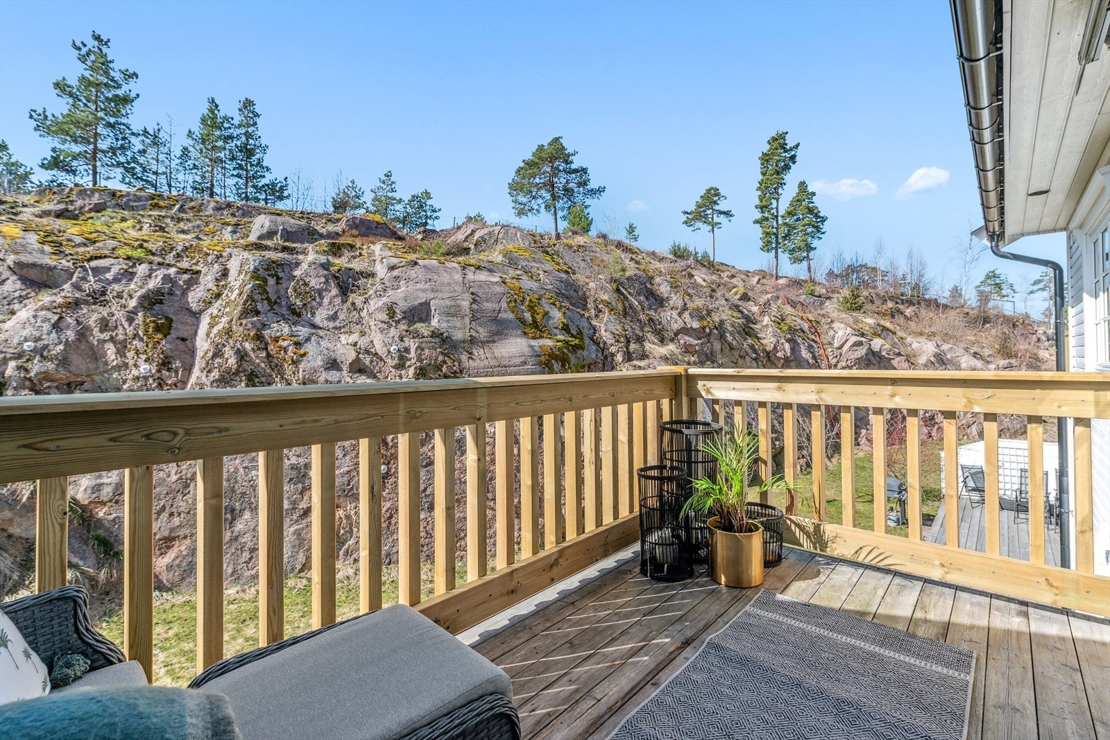 Utgang fra stuen til en solrik balkong. Galleribilde