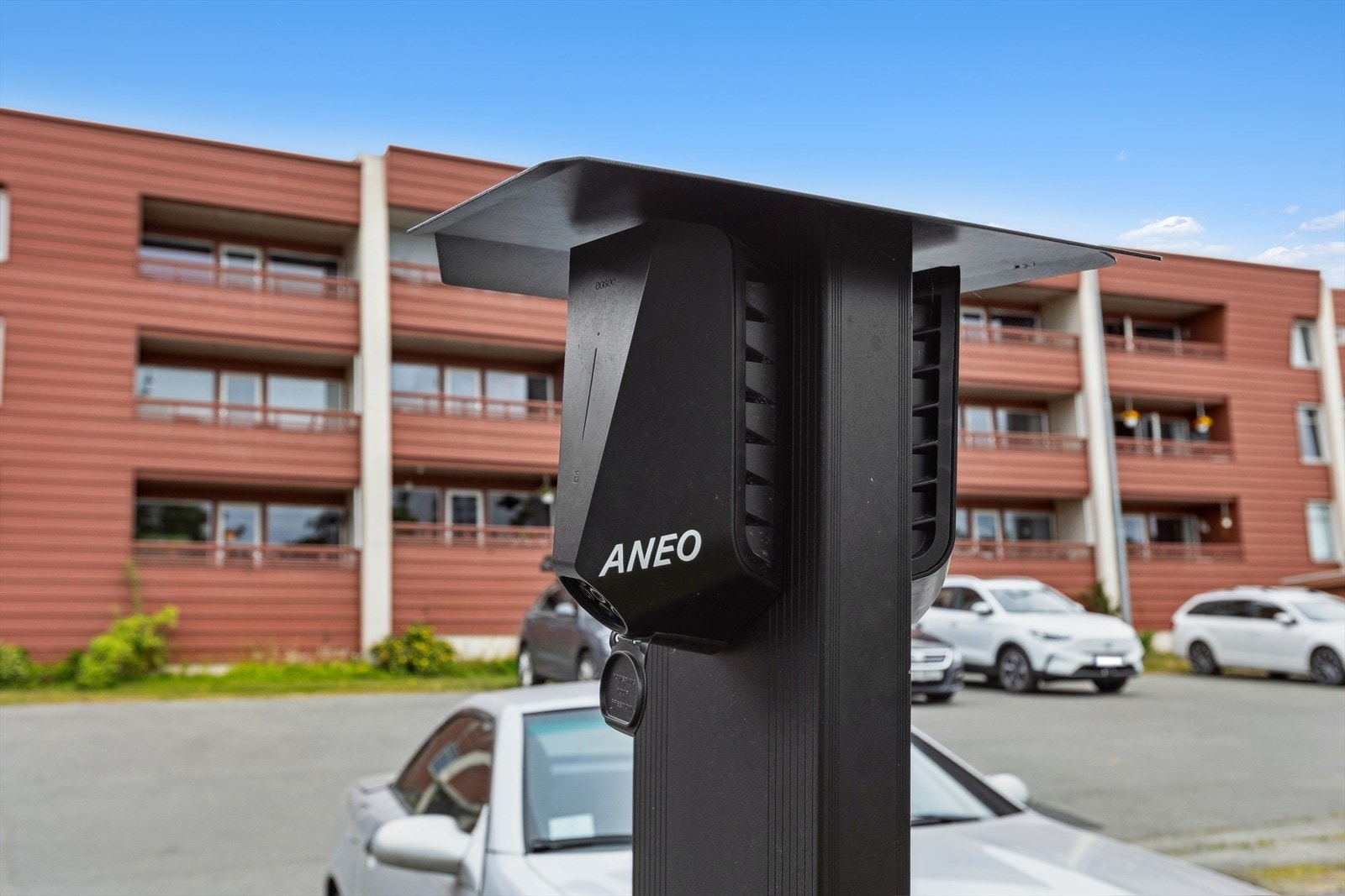 Borettslagets parkeringsplass er tilrettelagt med flere elbil-ladere. Galleribilde