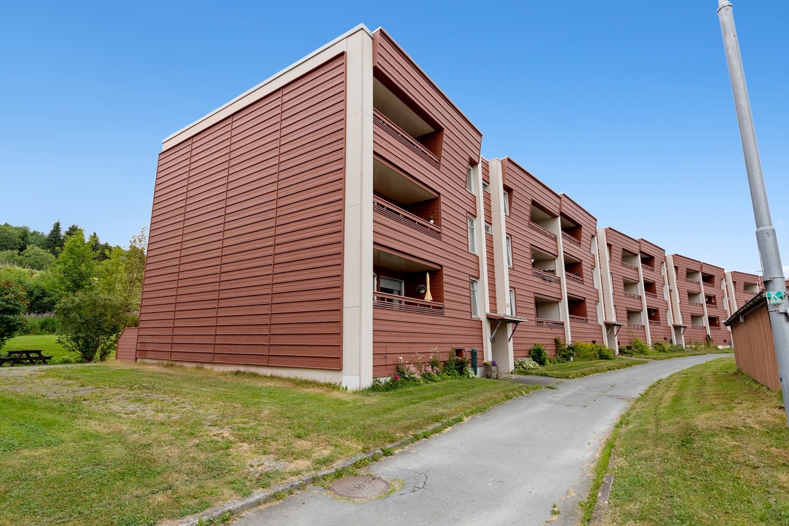 I forkant av blokka har man parkerings- og garasjeplasser. Galleribilde