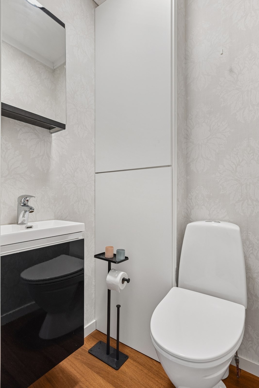 Eget toalettrom vegg-i-vegg med badet. Galleribilde