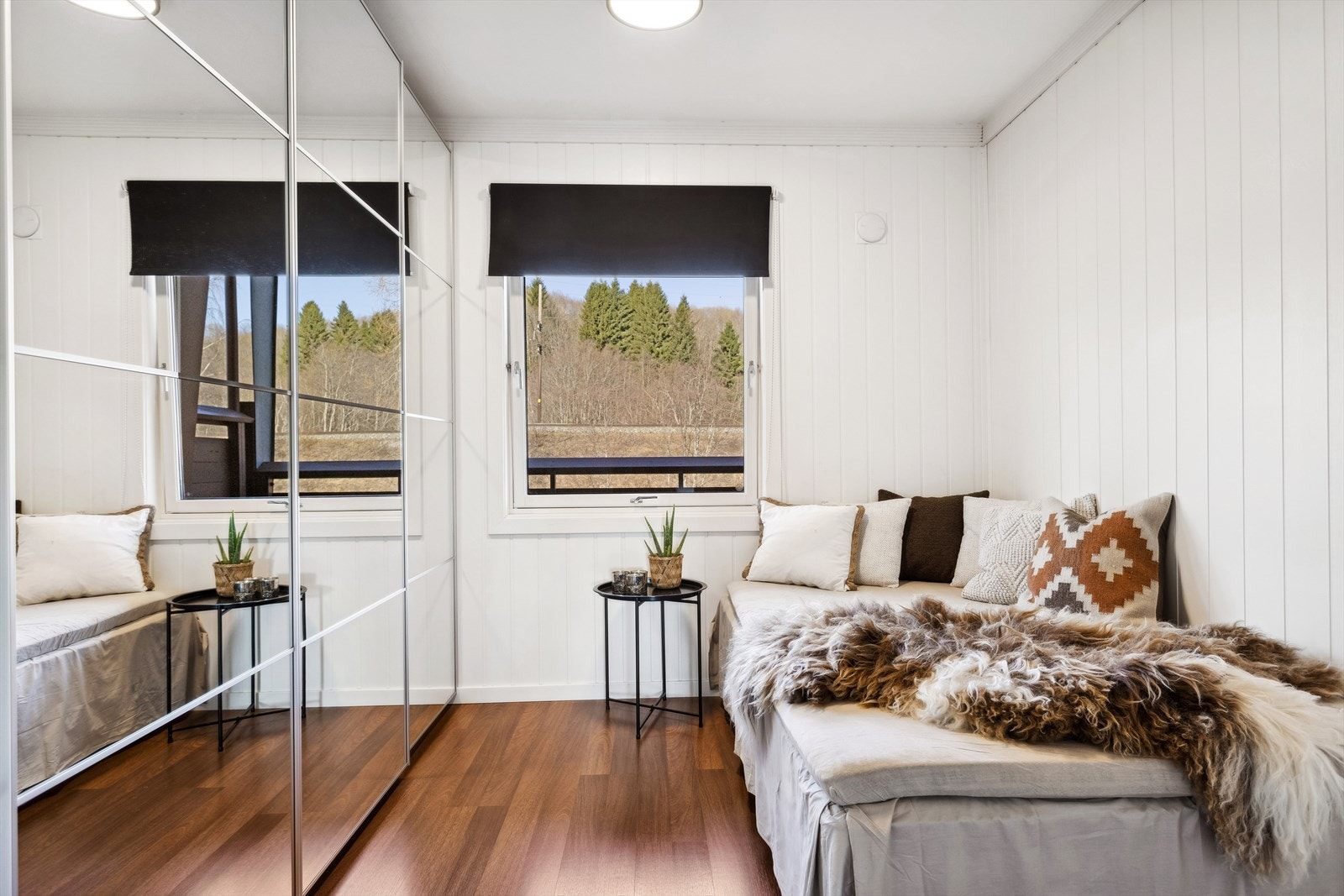 Soverom nummer to er på 9,1 m², og byr på en større skyvedørsgarderobe. Galleribilde