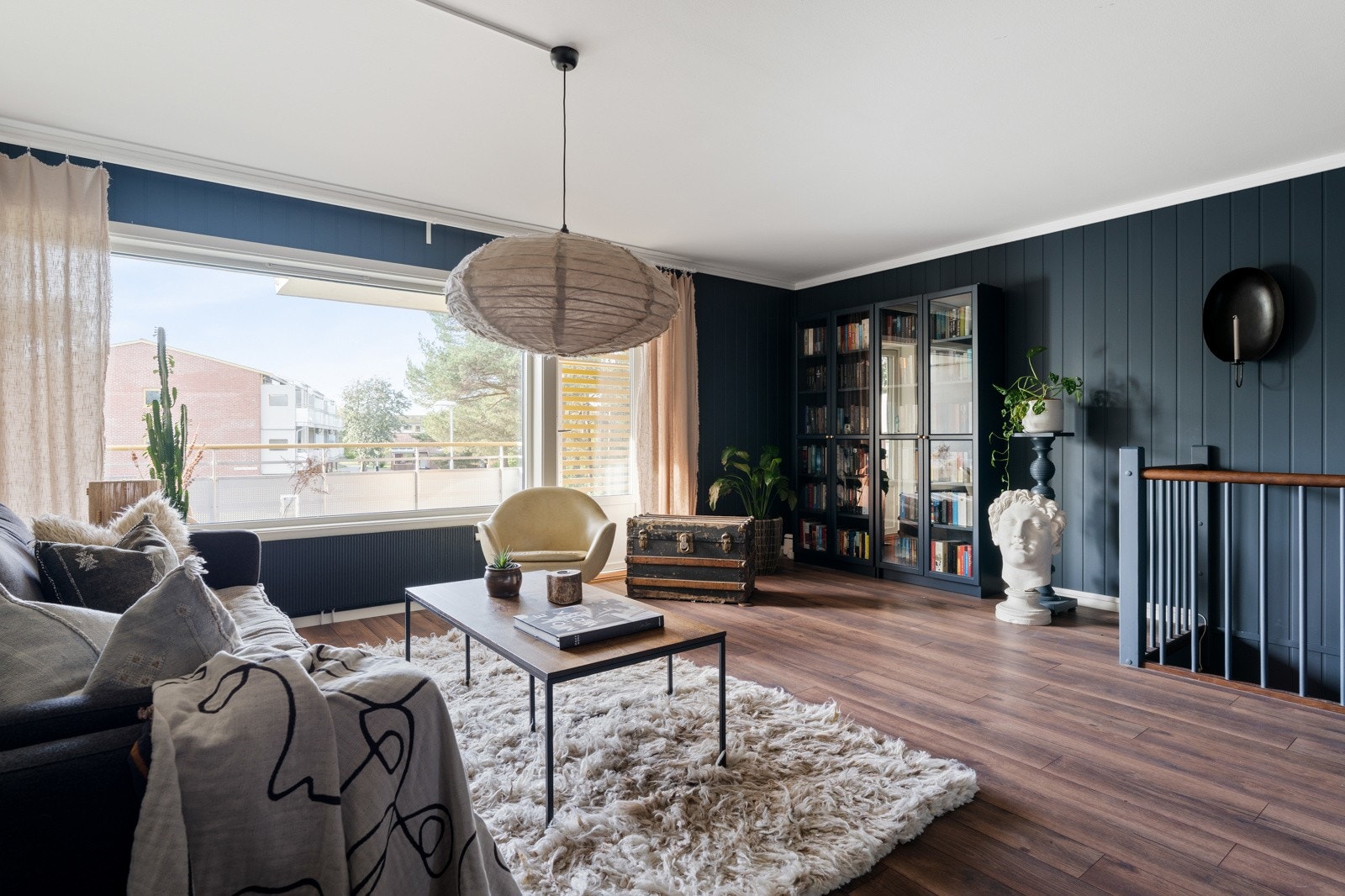 I felleskostnadene har du så og si alt. Tv og internett med fibertilkobling fra Altibox, oppvarming av boligen gjennom fjernvarme fra radiator, vedlikehold av bygg og fellesareal og snømåking når vinteren gjør sin innmarsj. Galleribilde
