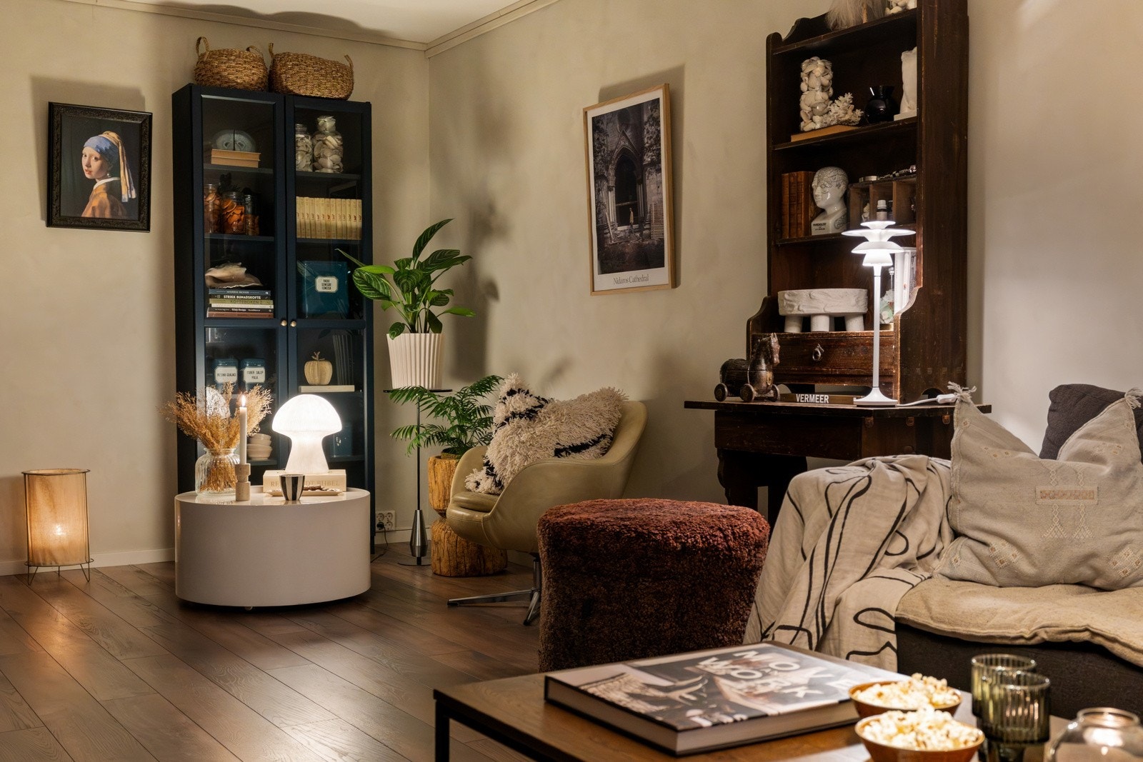Fint spill mellom gulv og vegger malt med kalkmaling i fargen kalk. Galleribilde