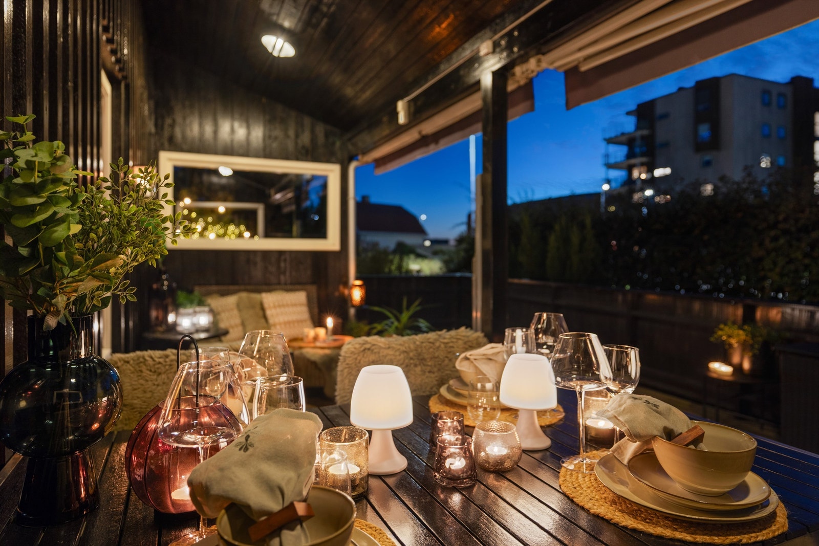 Terrassen har en overbygget del som egner seg godt for en utendørs spiseplass. Galleribilde