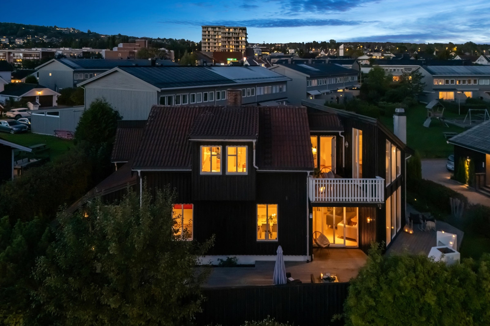 Eneboligen ble betydelig påbygget i 2005 og fremstår i dag som en innholdsrik og moderne familiebolig. Galleribilde