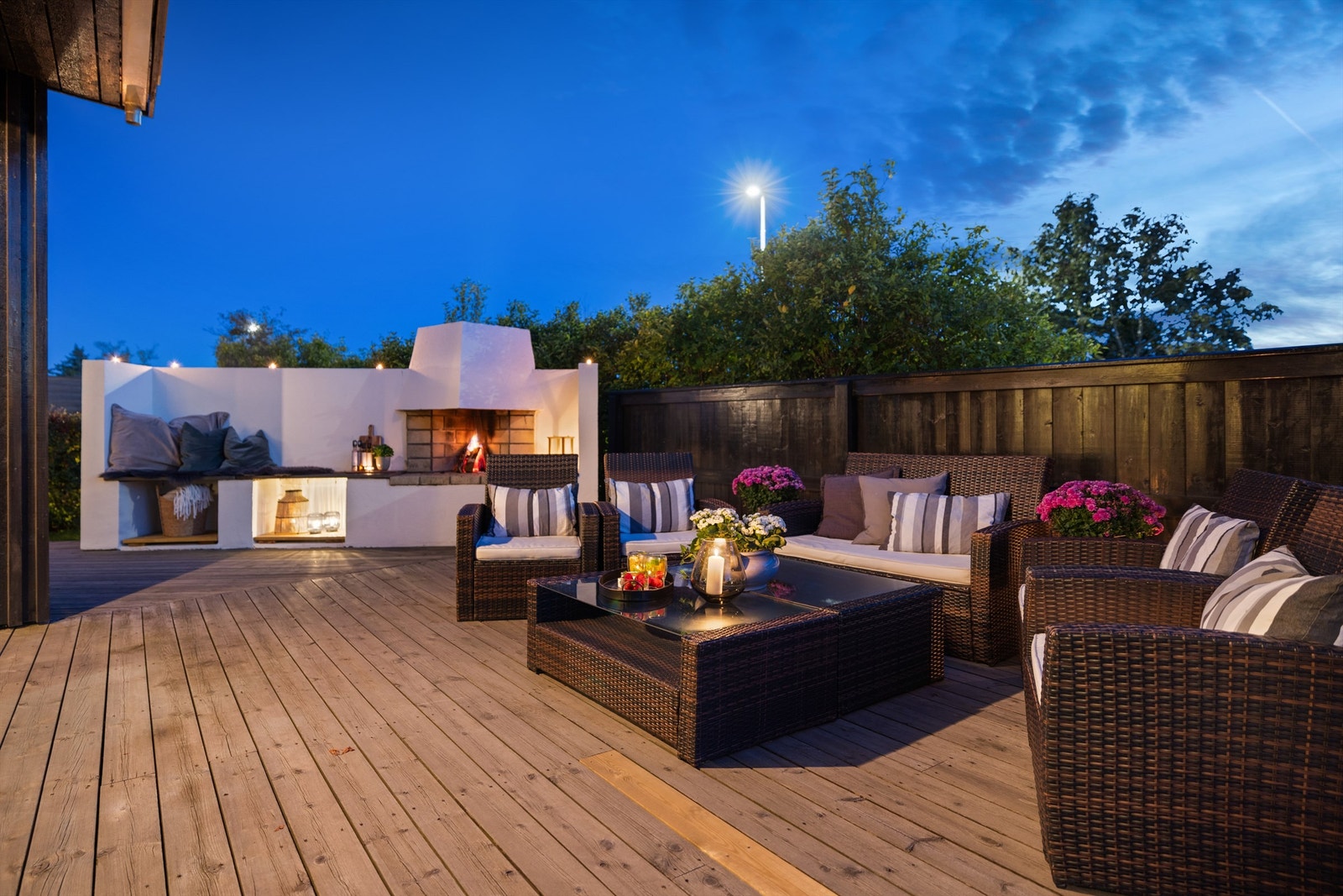 Den store terrassen på 104 m² har en plassbygd utepeis som et naturlig samlingspunkt. I bakkant er det bygget en god levegg som skjermer god for støy, vær og vind. Skaper en lun atmosfære på terassen. Galleribilde