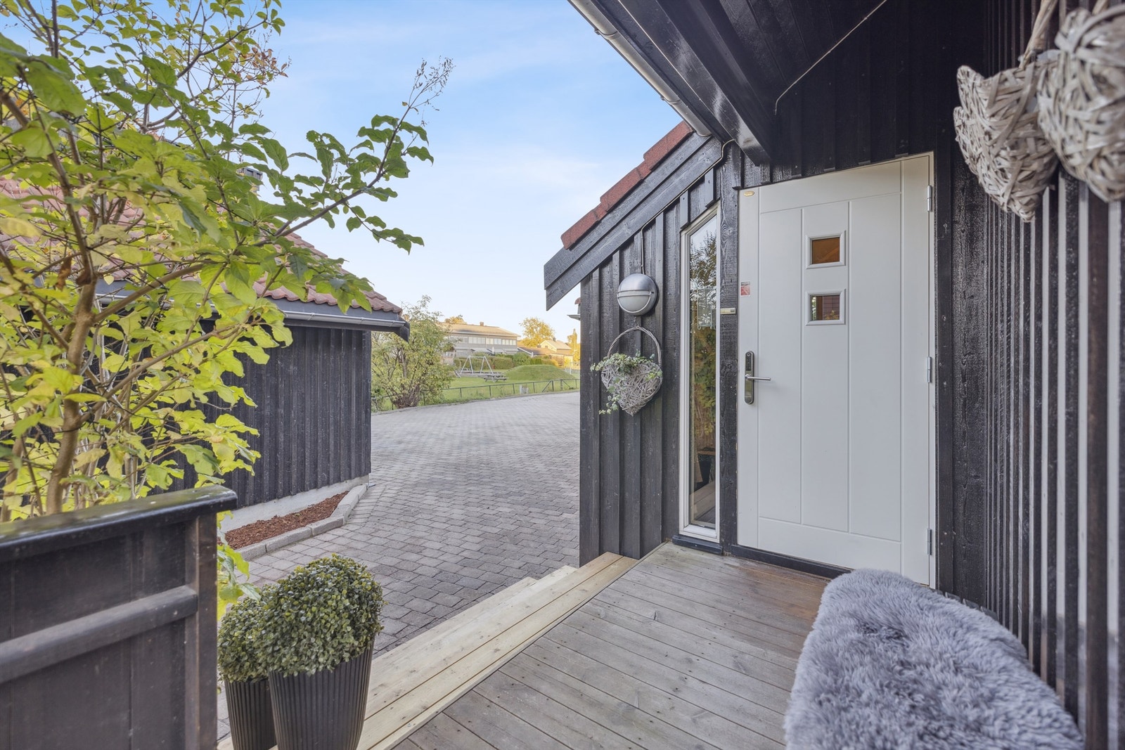 Et hyggelig og delvis overbygget inngangsparti. Galleribilde