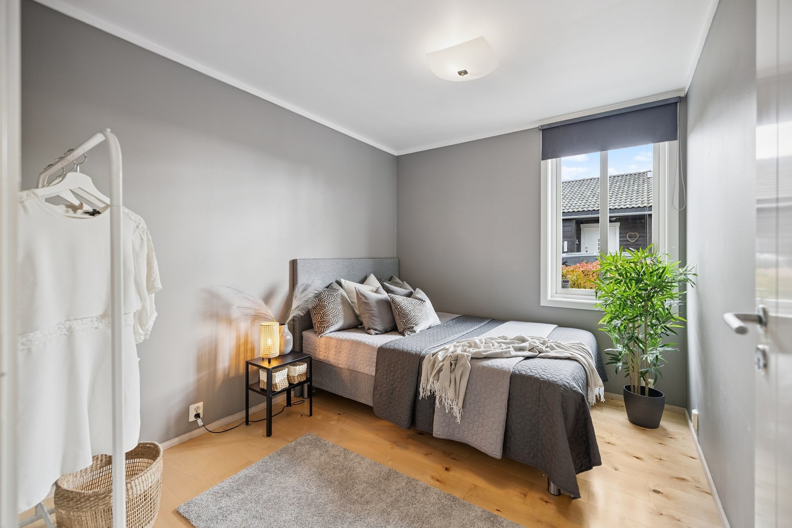 Første etasje har et romslig soverom med plass til dobbeltseng og garderobeløsning. Galleribilde