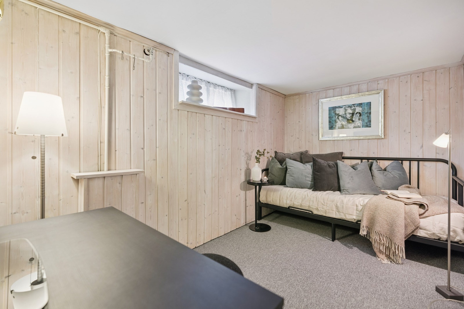 Kjelleren inneholder en kjellerstue. Rommet er ikke godkjent for varig opphold. Galleribilde