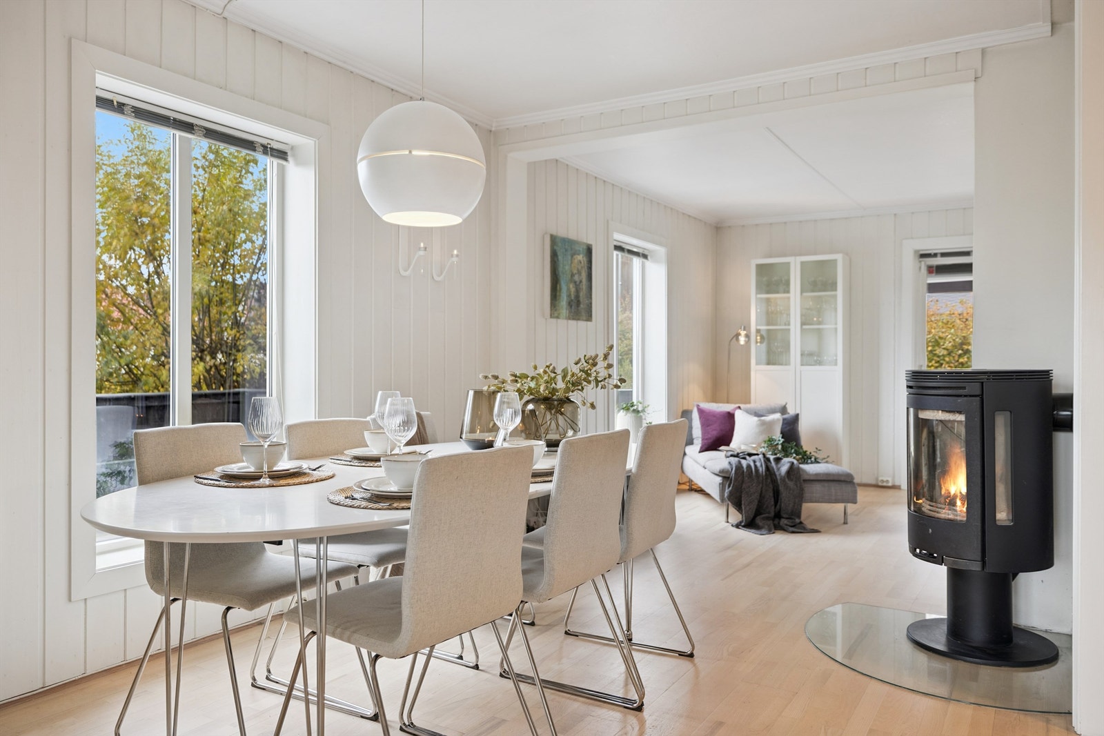 Spisestuen er et naturlig samlingspunkt for måltider og sosiale sammenkomster. Galleribilde