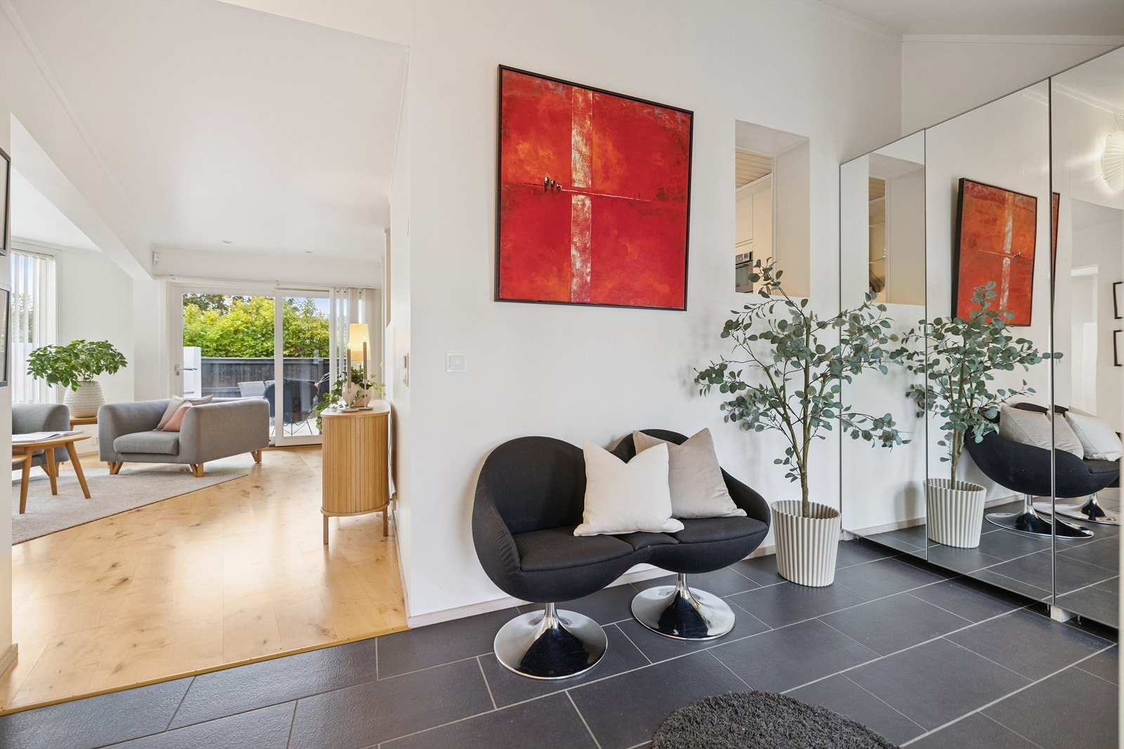 Velkommen inn. Entréen har et slitesterkt, flislagt gulv og god plass til oppbevaring. Galleribilde