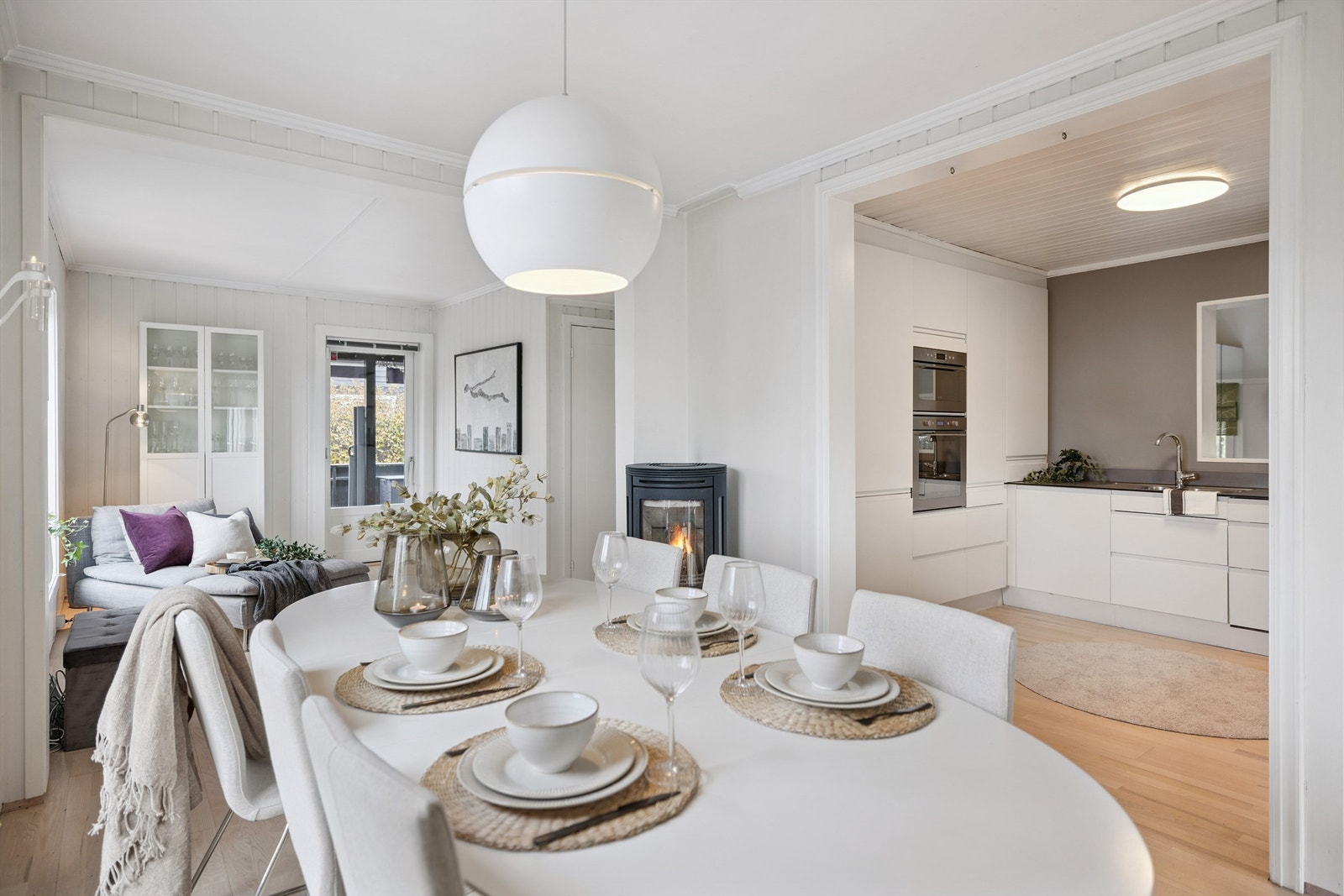 Den åpne løsningen gjør det enkelt å være sosial med gjestene mens man legger siste hånd på verket. Galleribilde