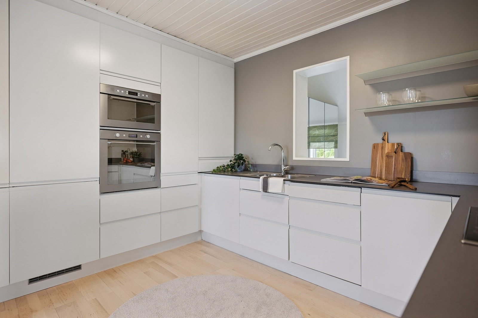 Innredningen har integrert stekeovn, mikrobølgeovn, platetopp og oppvaskmaskin. Galleribilde