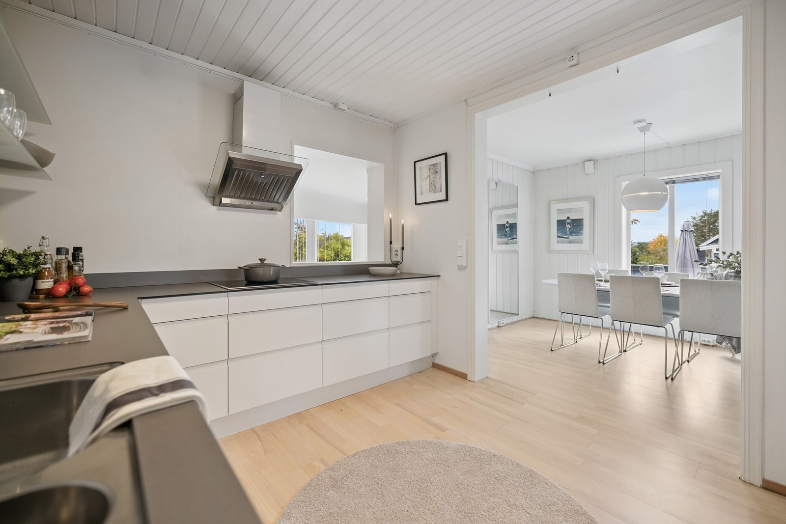 Gode arbeidsflater og rikelig med skapplass gjør kjøkkenet svært funksjonelt. Galleribilde