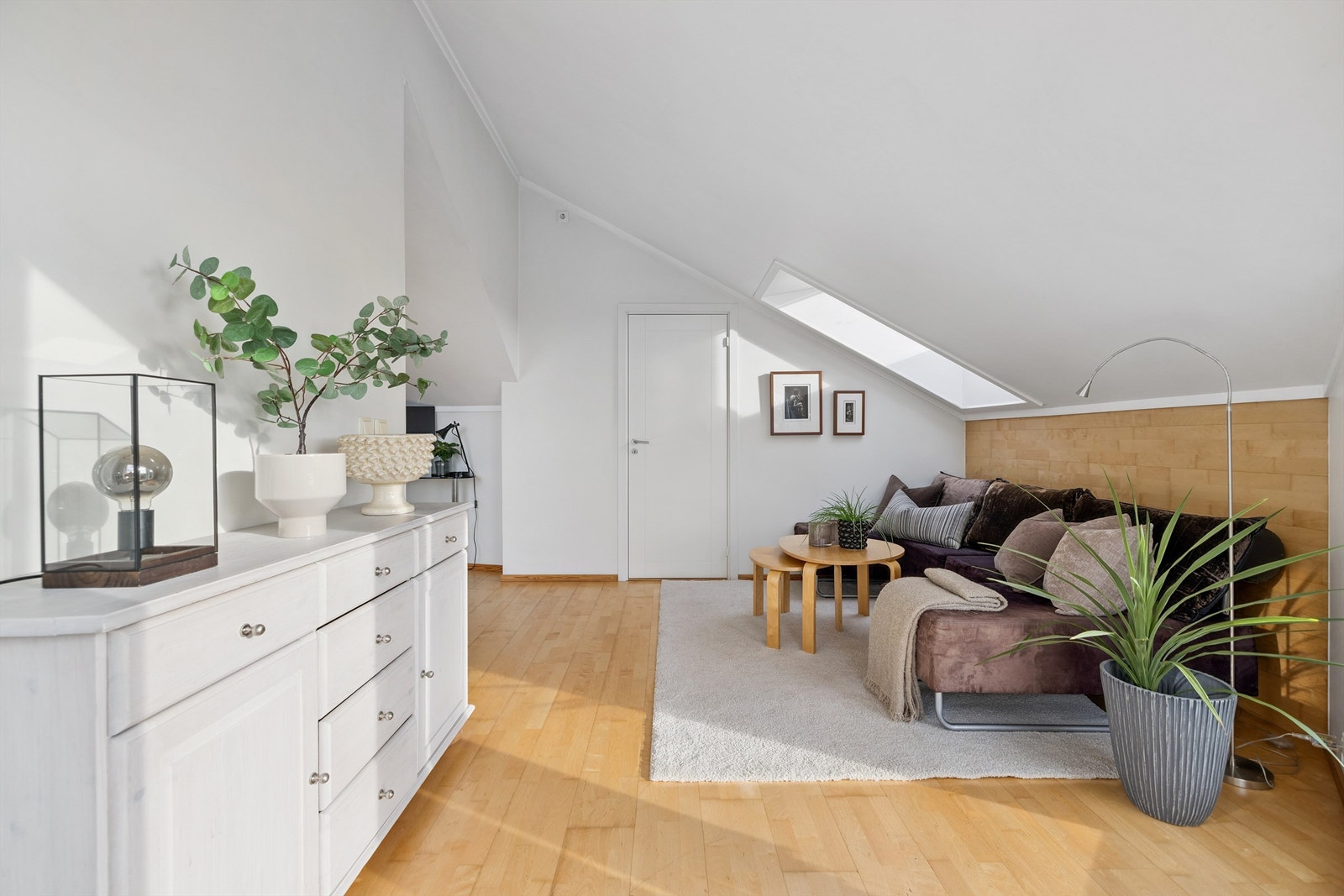 Skråtak og store vindusflater gir rommet en unik karakter og en god romfølelse. Galleribilde