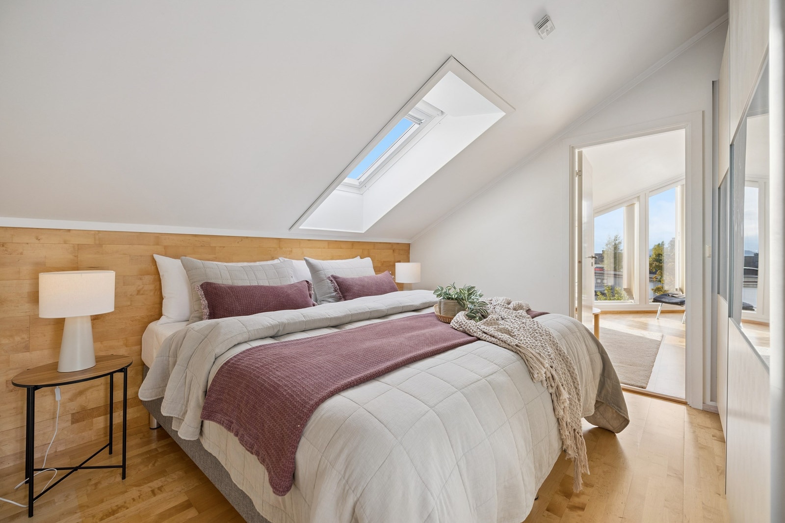 Hovedsoverommet er lyst og luftig, med et takvindu som slipper inn dagslyset. Galleribilde