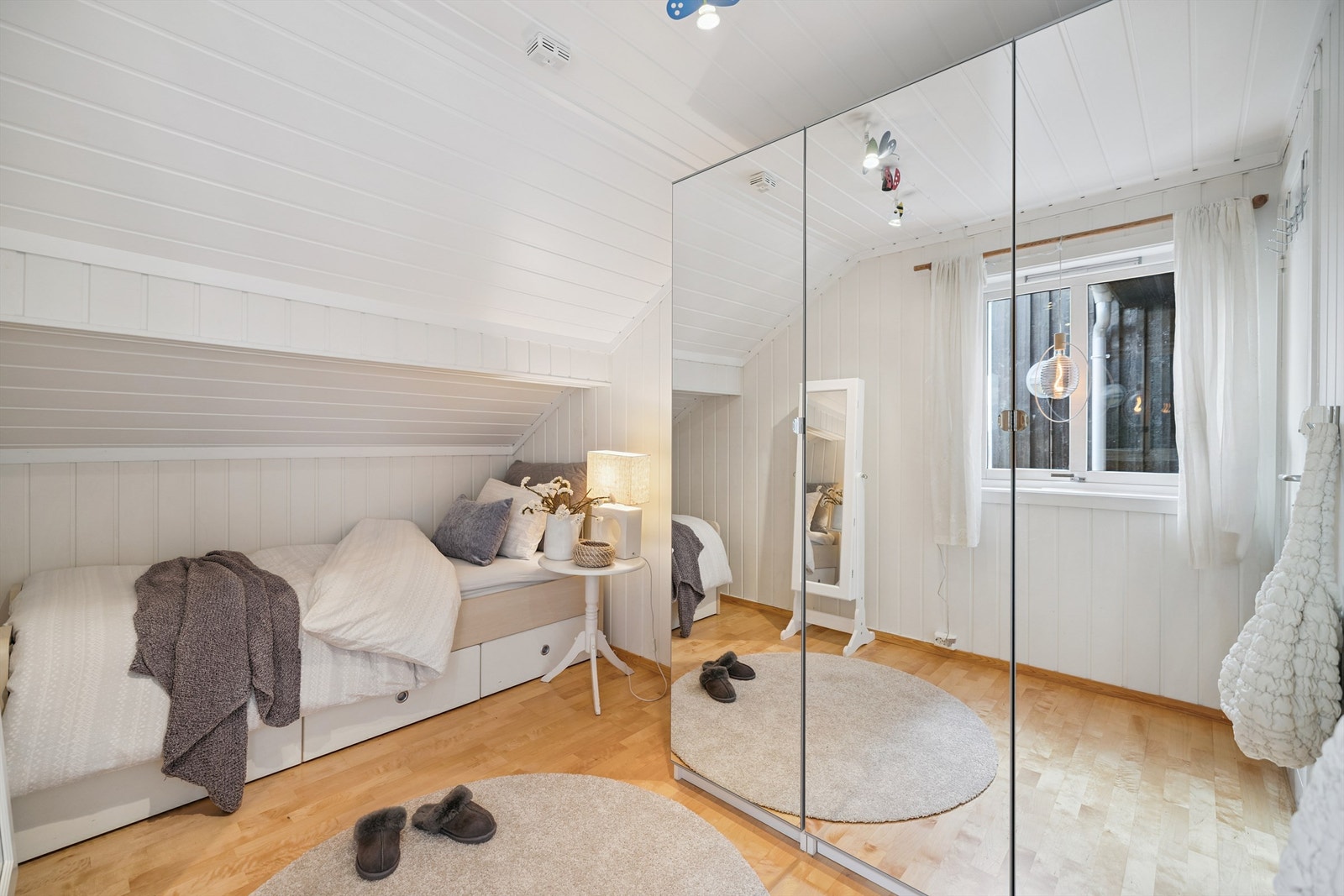 Boligens fjerde soverom, med plass til seng og oppbevaring. Galleribilde