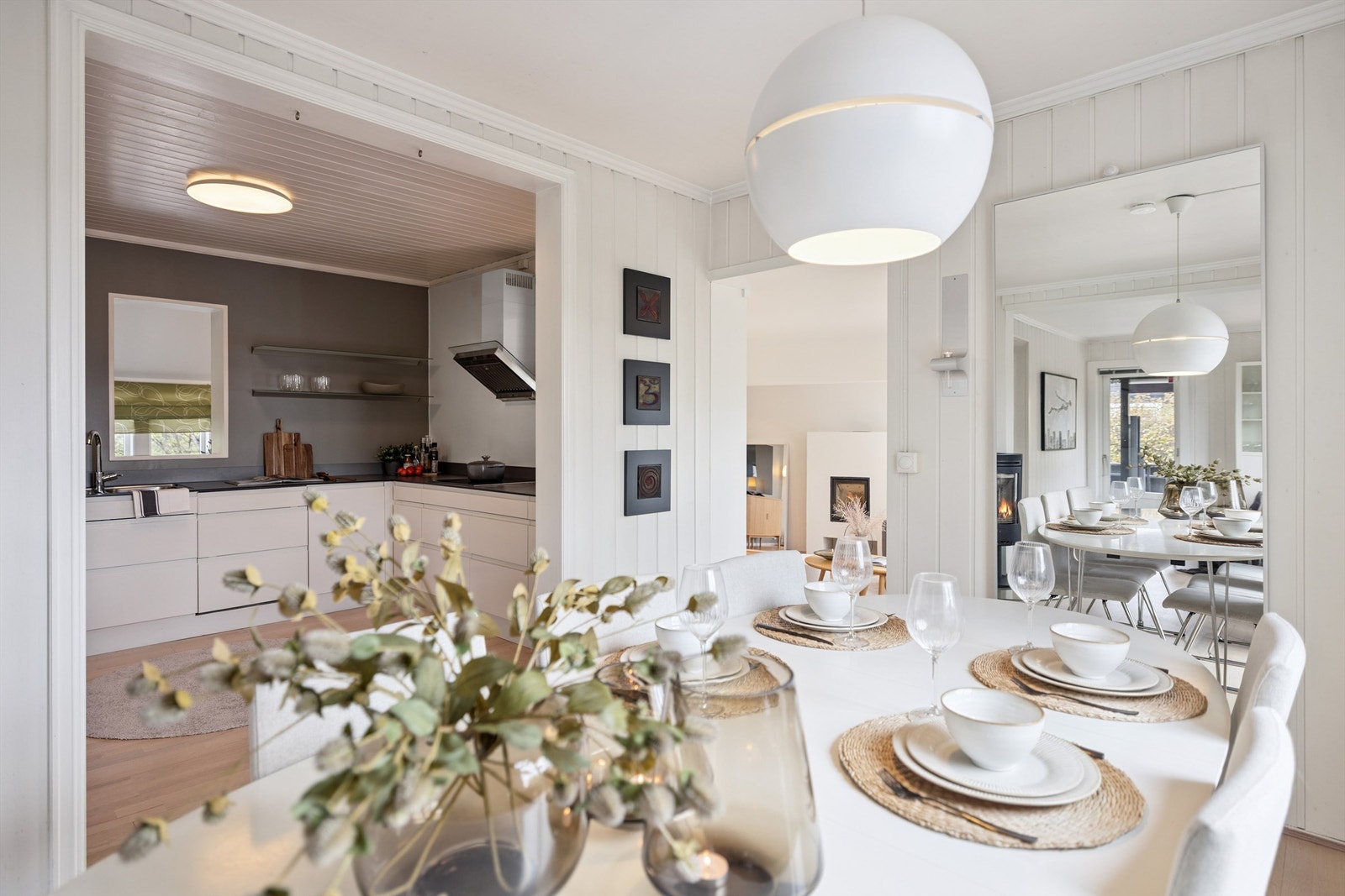En bred åpning binder spisestuen praktisk sammen med kjøkkenet. Galleribilde