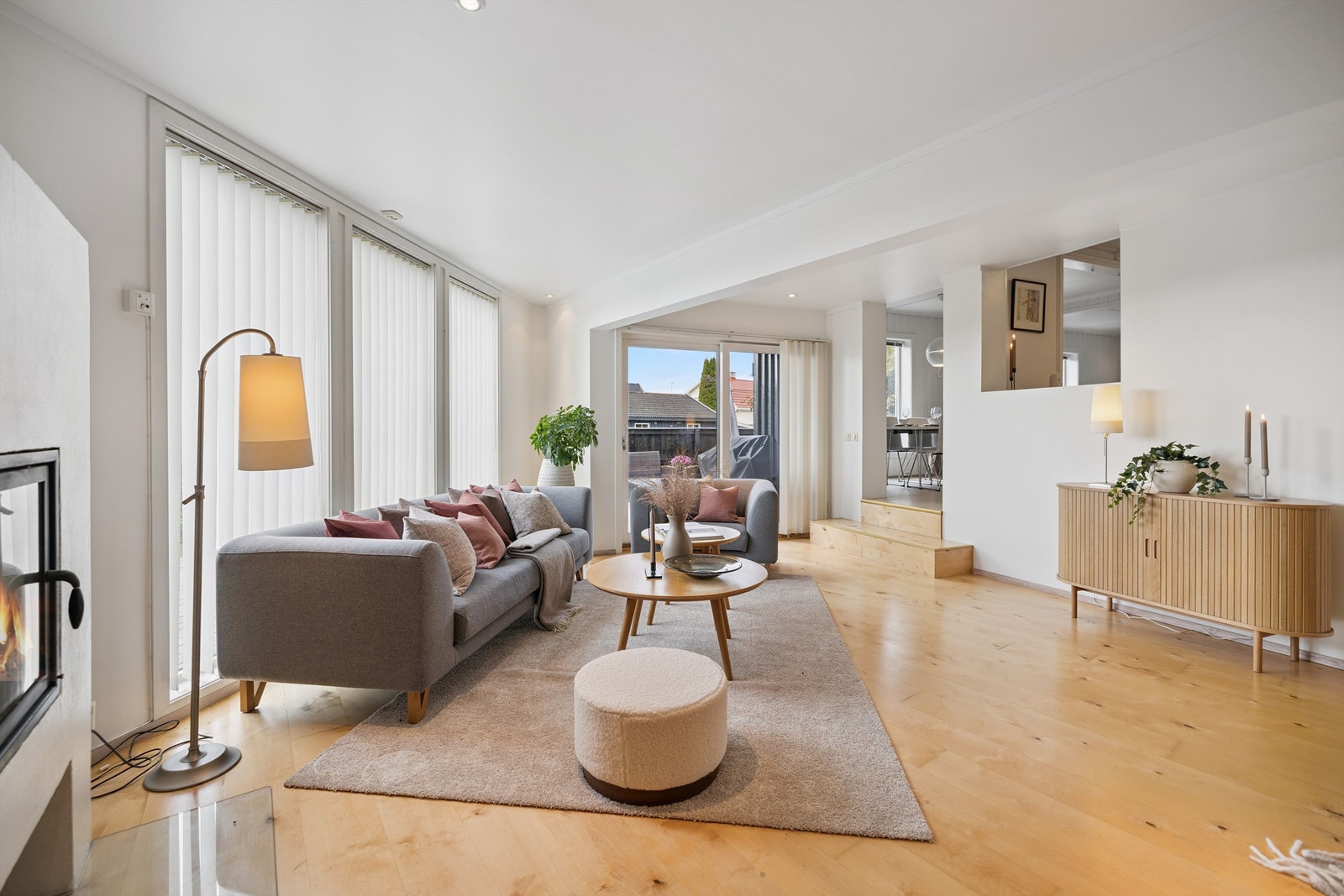 Rommet er lett å møblere med flere soner for både sofagruppe og annen innredning. Galleribilde