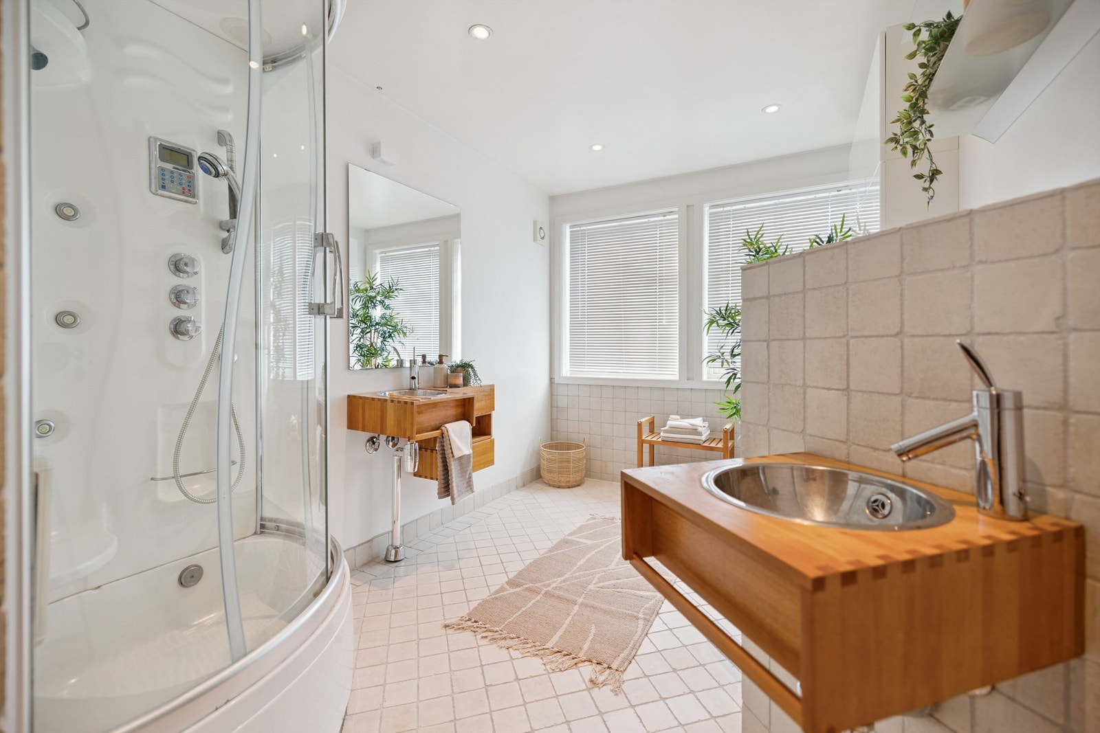 Her finnes et steamkabinett med massasjedyser, samt to separate servanter i heltre. Galleribilde