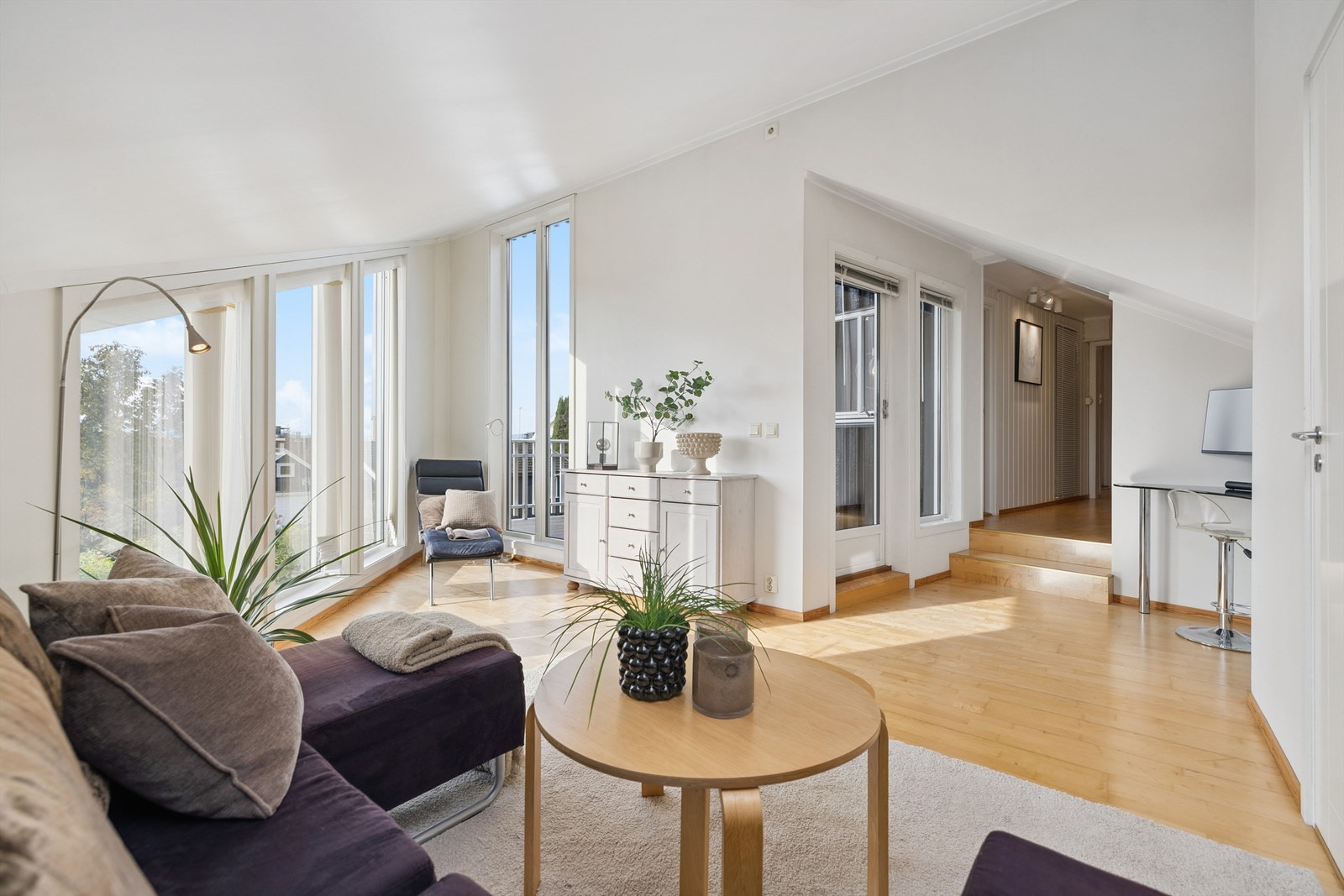 Loftstuen er et lyst og allsidig rom med utgang til en 11 m² stor takterrasse. Galleribilde