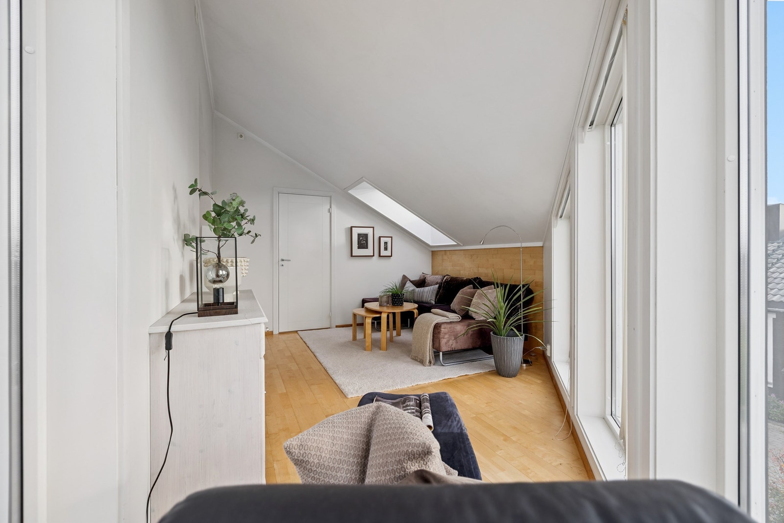 En hyggelig krok i loftstuen, ideell som leseplass eller en liten kontorløsning. Galleribilde