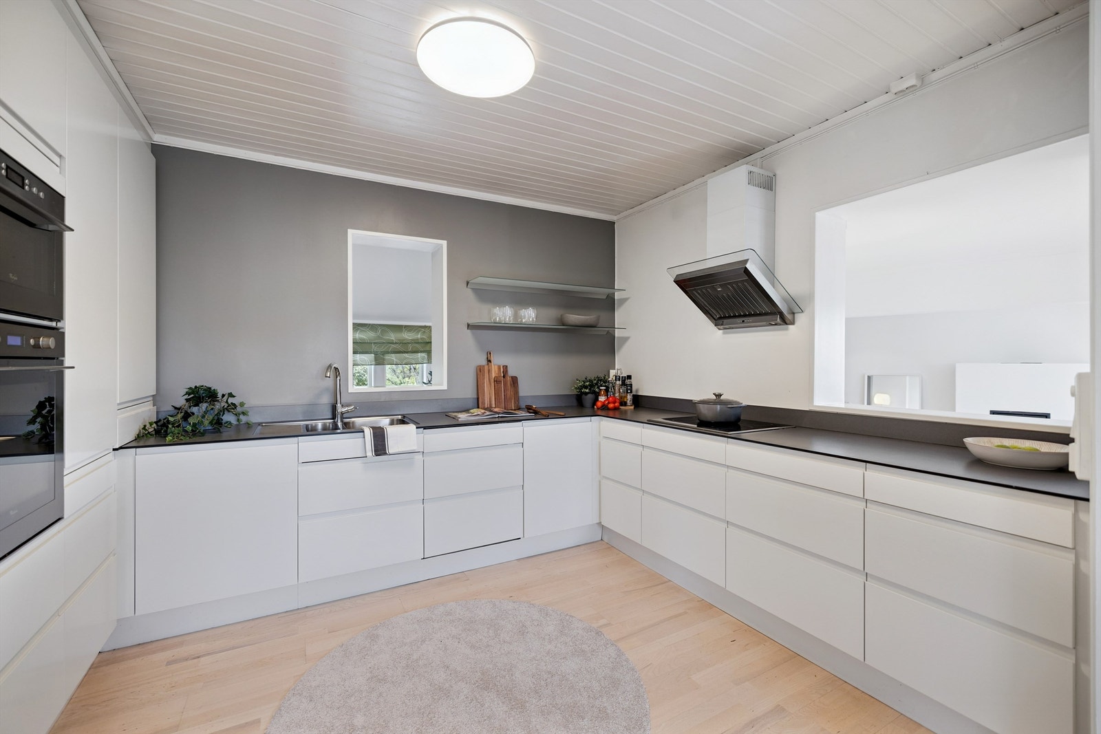 Kjøkkenet fra Norema (2011) er holdt i et tidløst design med slette, hvite fronter. Galleribilde